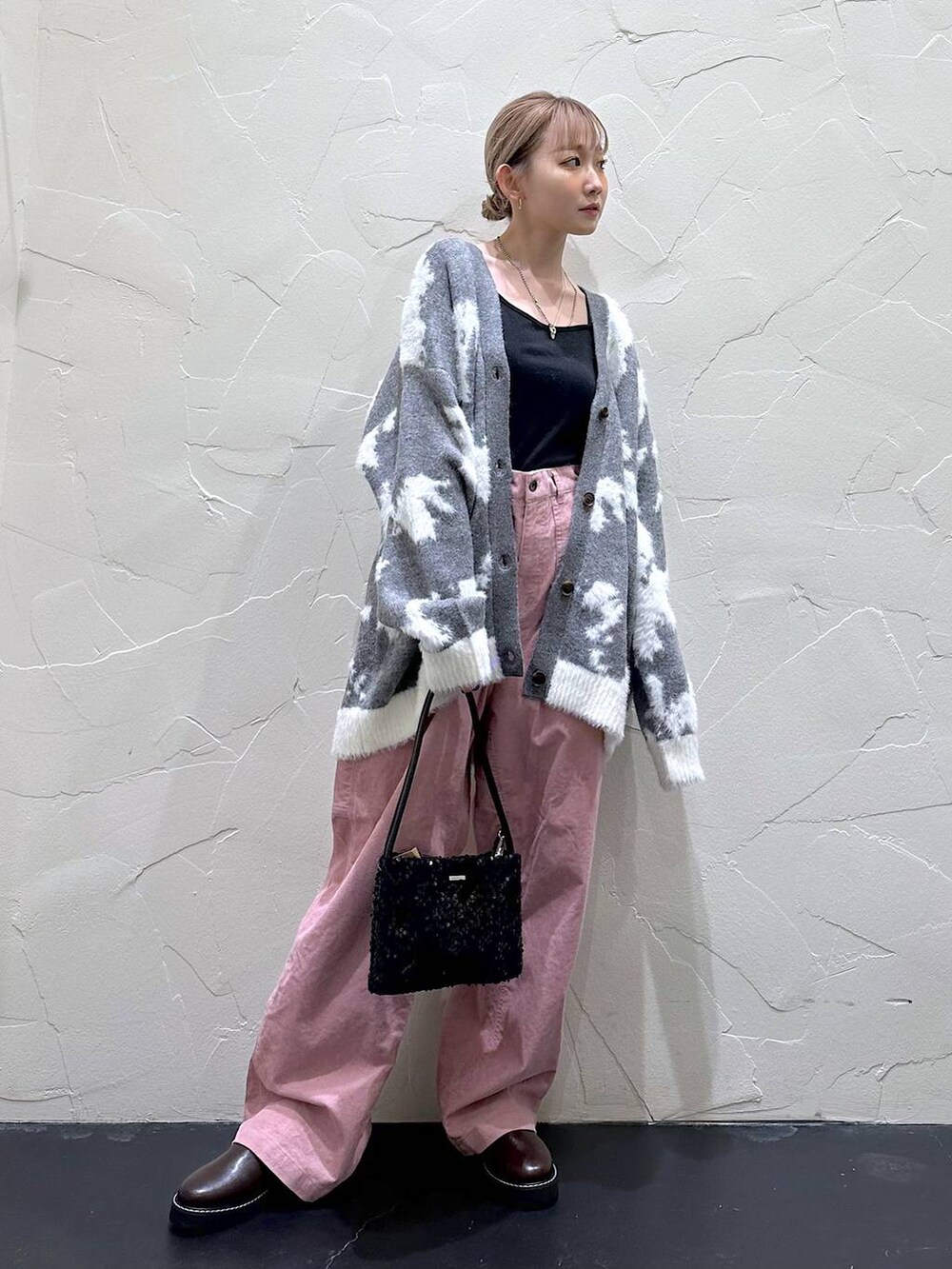 ピンク系のその他パンツ、ブラウン系のその他シューズ、ブラック系のショルダーバッグを着用したレディースの冬コーディネートの2枚目の写真