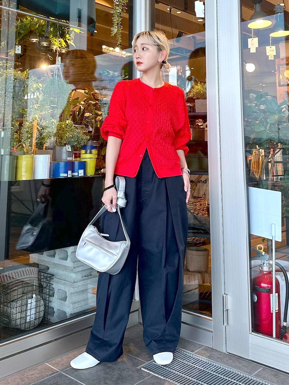 「差し色コーデ、低身長、個性派、女子会、旅行、niko and...、カーディガン、ワイドパンツ、ショルダーバッグ、バッグ、レースアップシューズ、オーバーサイズ、秋コーデ、デート/ロマンティック」｜「niko and...のオリジナルレースアップシューズ（その他シューズ、ベージュ系）」を使った、すなぎもさん（レディース・153cm）の秋コーディネートの2枚目の写真