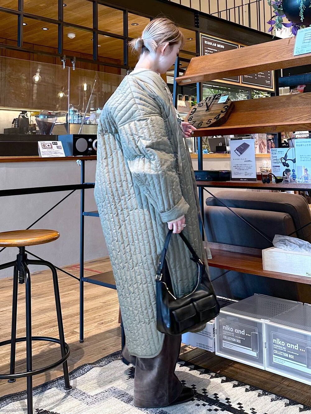 「差し色コーデ、低身長、個性派、ショルダーバッグ、バッグ、ショートブーツ、ブーツ、冬コーデ、デート/ロマンティック、女子会、旅行、niko and ...、アウター、コート、ミリタリー」｜「niko and...のオリジナルシューズケース2個セット（収納グッズ、その他）」を使った、すなぎもさん（レディース・153cm）の冬コーディネートの3枚目の写真