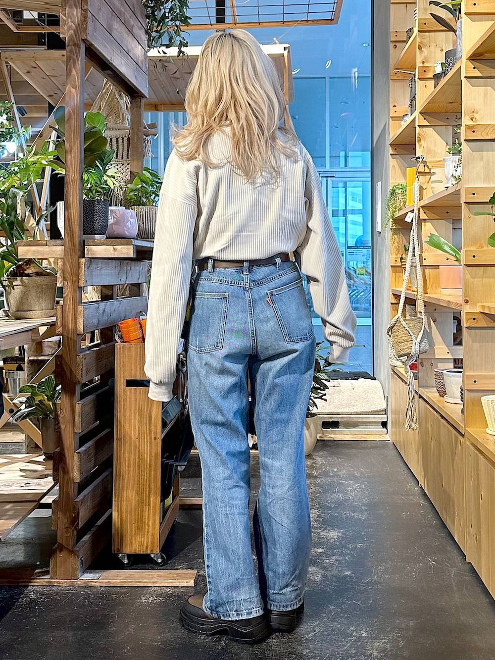 「差し色コーデ、低身長、個性派、デート/ロマンティック、女子会、旅行、niko and ...、Tシャツ、ロンT、デニムパンツ、ワイドパンツ、メンズライク、ユニセックス、オーバーサイズ、カジュアル」｜「niko and...のオリジナル切り替えサイドゴアブーツ（ブーツ、ブラウン系）」を使った、すなぎもさん（レディース・153cm）の冬コーディネートの2枚目の写真