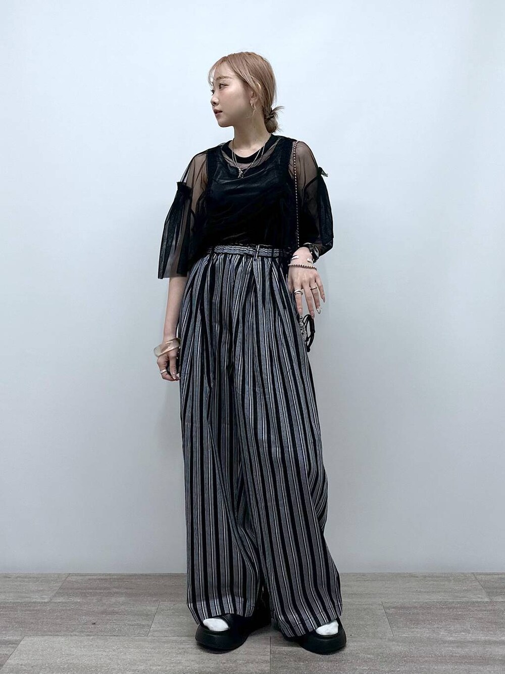 「差し色コーデ、低身長、旅行、個性派、デート/ロマンティック、女子会、niko and ...、タンクトップ、ワイドパンツ、パンツ、ショルダーバッグ、バッグ、サンダル、モノトーン、オーバーサイズ」｜「niko and...のオリジナルマクラメビーズチェンジショルダーバッグ（ショルダーバッグ、ブラック系）」を使った、すなぎもさん（レディース・153cm）の春コーディネートの3枚目の写真