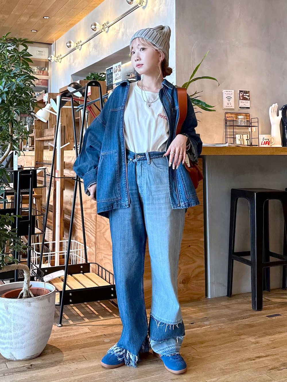 ブルー系のデニムパンツ、ブルー系のブルゾン、ホワイト系のTシャツ/カットソーを着用したレディースの夏コーディネートの2枚目の写真