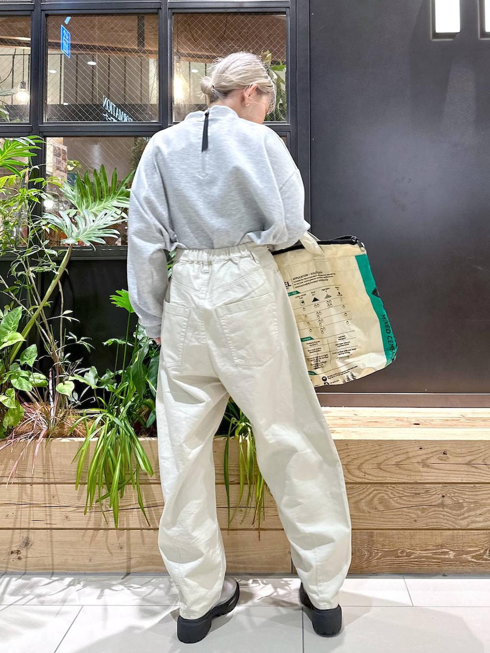 「差し色コーデ、低身長、個性派、デート/ロマンティック、女子会、ワイドパンツ、テーパードパンツ、ハンドバッグ、バッグ、ショートブーツ、ブーツ、旅行、niko and...、NUMERALS、スウェット」｜「NUMERALSの【Girls in NUMERALS】バックジップモックネック（スウェット、グレー系）」を使った、すなぎもさん（レディース・153cm）の秋コーディネートの2枚目の写真