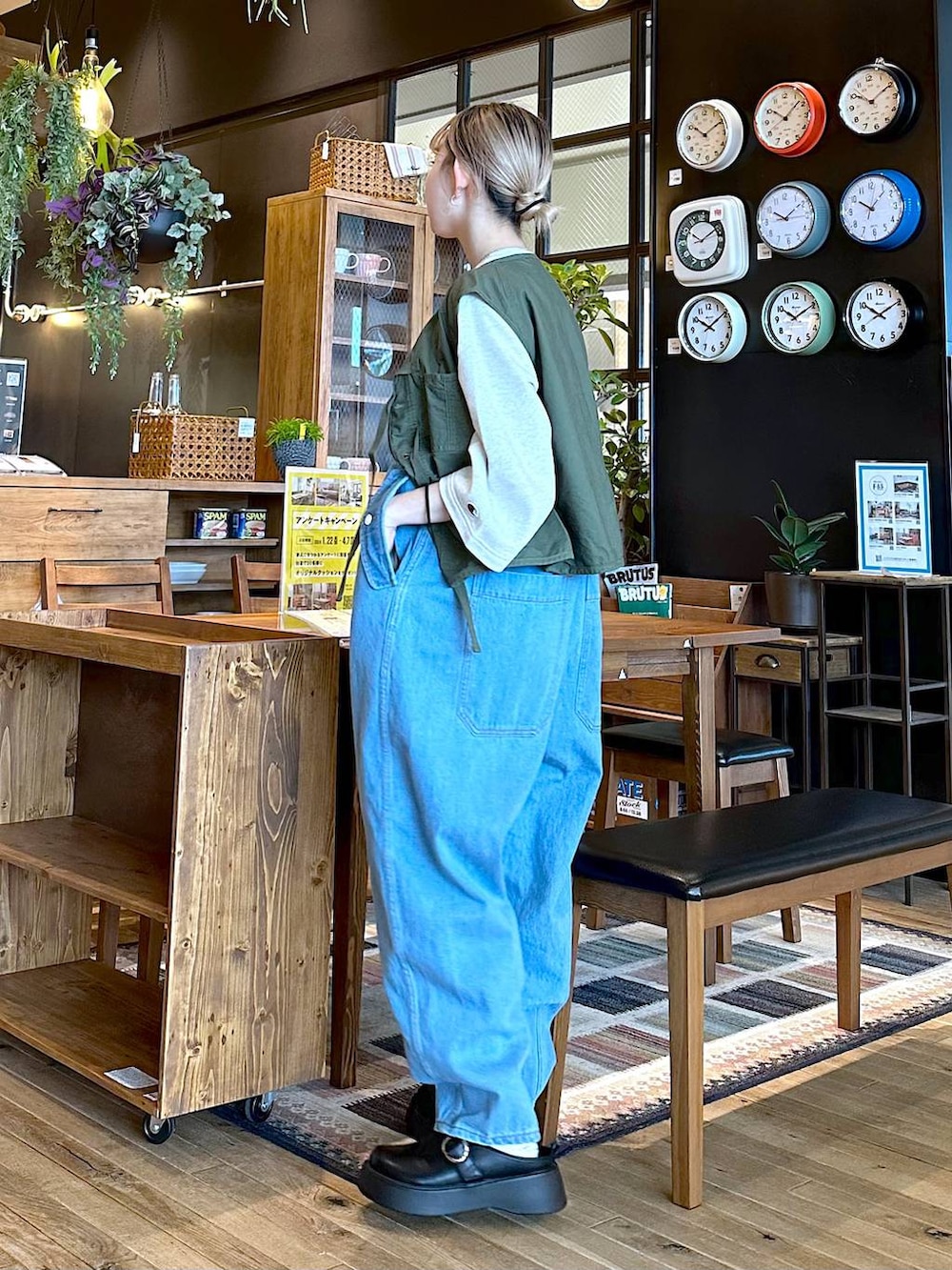 ブルー系のその他パンツ、グリーン系のベスト、グレー系のショルダーバッグを着用したレディースの冬コーディネートの3枚目の写真
