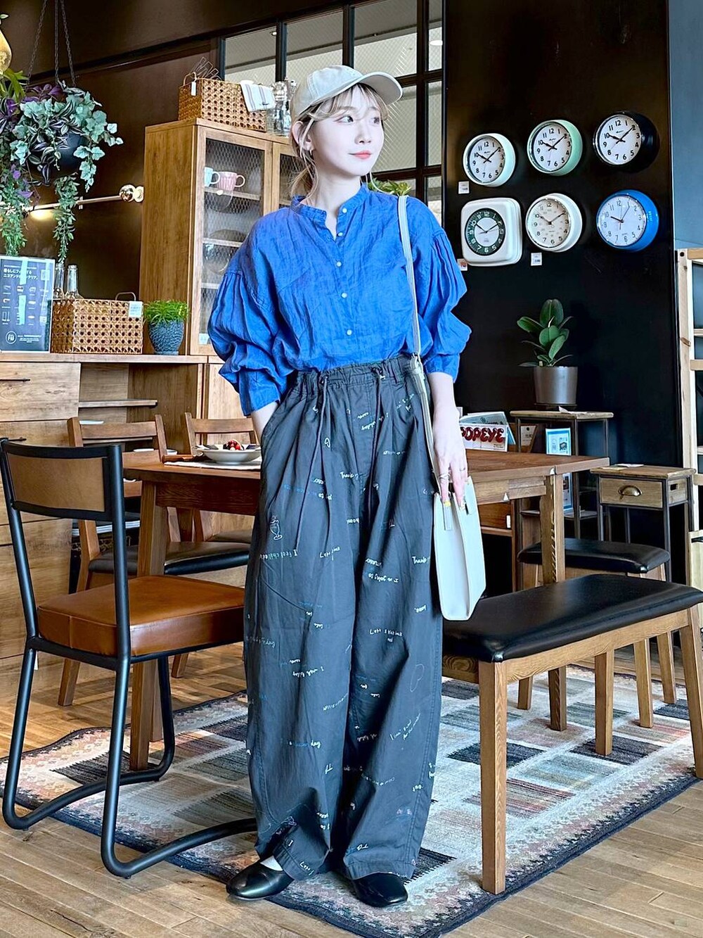 「差し色コーデ、低身長、個性派、デート/ロマンティック、女子会、旅行、niko and ...、キャップ、ブラウス、ワイドパンツ、パンツ、ショルダーバッグ、バッグ、パンプス、オーバーサイズ」|「niko and...のオリジナルカンフーシューズN【WEB限定サイズ・カラー有り】(パンプス、その他)」を使った、すなぎもさん(レディース・153cm)の春コーディネートの4枚目の写真