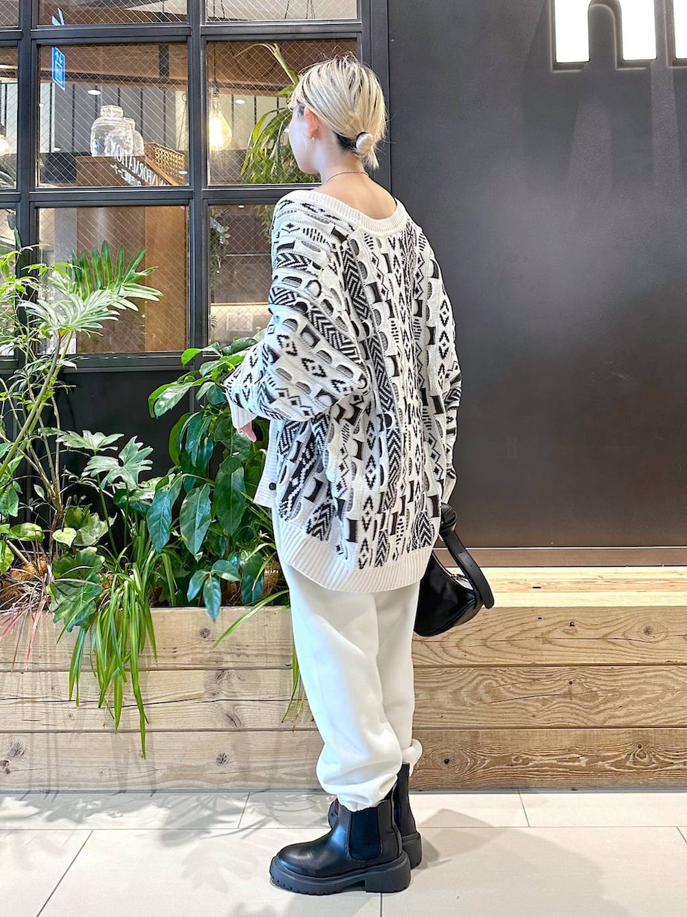 ブラック系のキャミソール、ブラック系のショルダーバッグ、その他のスウェットパンツを着用したレディースの秋コーディネートの3枚目の写真