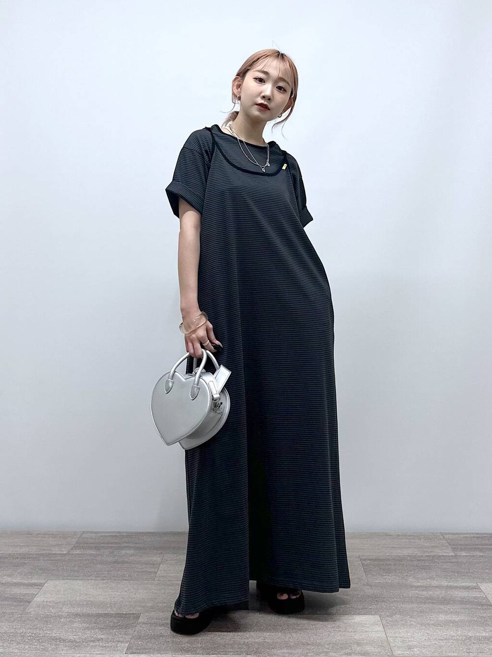「差し色コーデ、低身長、個性派、デート/ロマンティック、女子会、旅行、niko and ...、Tシャツ、キャミソール、キャミワンピース、ワンピース、セットアップ、レイヤードスタイル、ショルダーバッグ、ハンドバッグ」｜「tiny tinyのハート2WAYトートバッグ[tiny tiny(ティニーティニー)]（ショルダーバッグ、シルバー系）」を使った、すなぎもさん（レディース・153cm）の春コーディネートの4枚目の写真