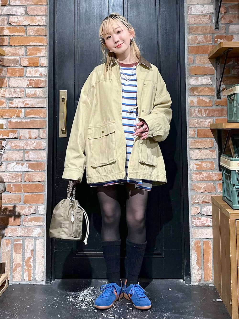 「差し色コーデ、FISHS EDDY、ハンドバッグ、バッグ、低身長、個性派、デート/ロマンティック、女子会、旅行、niko and ...、ピアス、アウター、ジャケット、Tシャツ、ロンT」｜「niko and...のオリジナルフェイクスエードコンビスニーカー（スニーカー、ブルー系）」を使った、すなぎもさん（レディース・153cm）の冬コーディネートの4枚目の写真