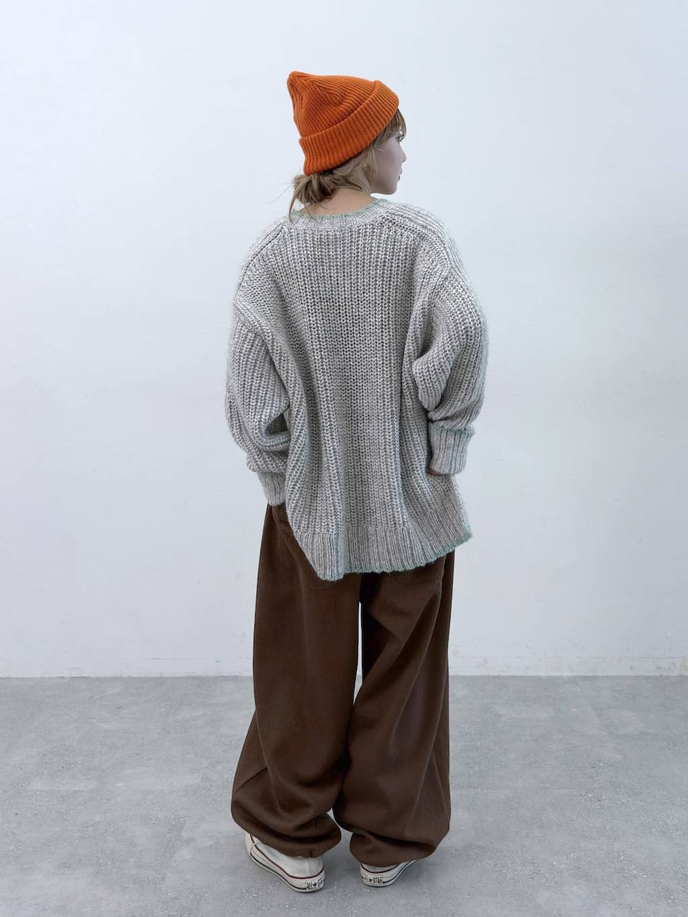 ブラウン系のその他パンツ、ベージュ系のニット/セーターを着用したレディースの秋コーディネートの3枚目の写真