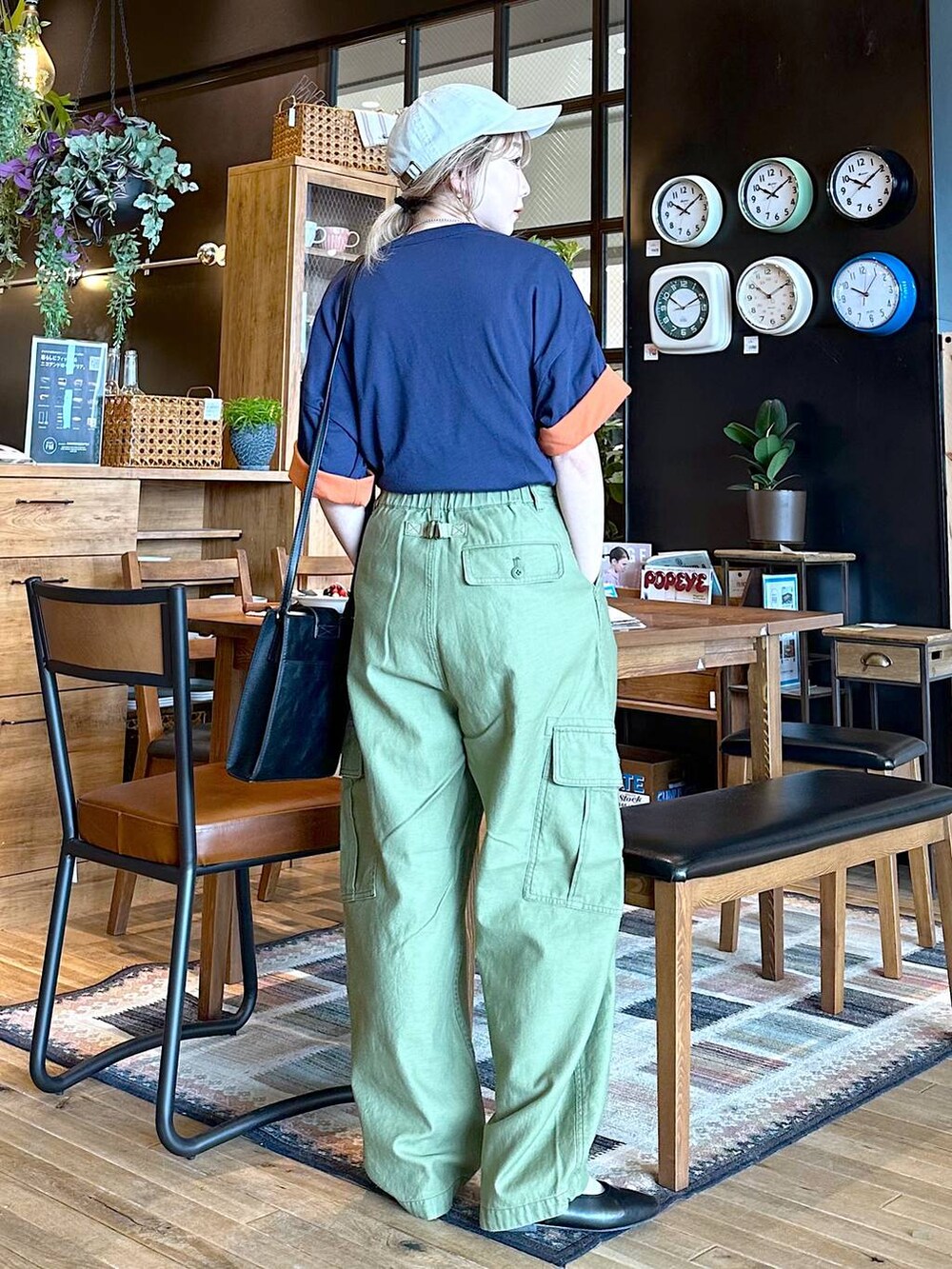 ブルー系のTシャツ/カットソー、その他のパンプス、グリーン系のカーゴパンツを着用したレディースの春コーディネートの3枚目の写真