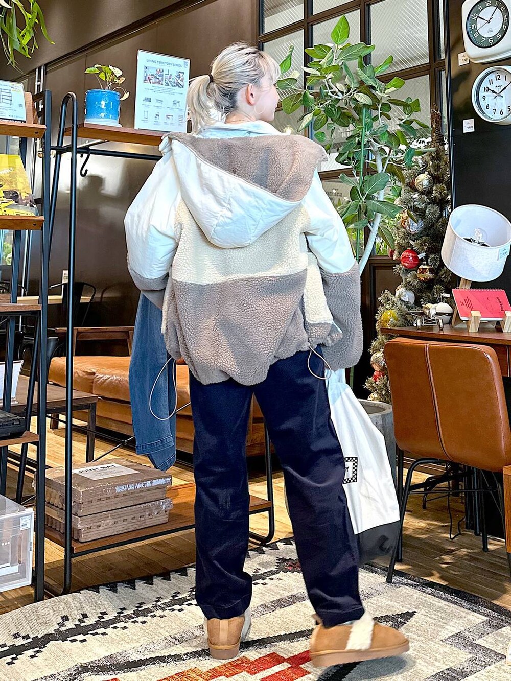 ブラック系のトートバッグ、イエロー系のその他シューズ、ブルー系のその他パンツを着用したレディースの秋コーディネートの3枚目の写真