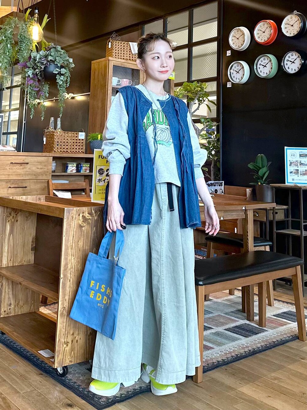 「差し色コーデ、低身長、個性派、デート/ロマンティック、女子会、旅行、niko and ...、ベスト、デニムジャケット、スウェット、ロングスカート、スカート、トートバッグ、バッグ、FISHS EDDY」|「niko and...のオリジナルメッシュスニーカー(スニーカー、グリーン系)」を使った、すなぎもさん(レディース・153cm)の春コーディネートの2枚目の写真