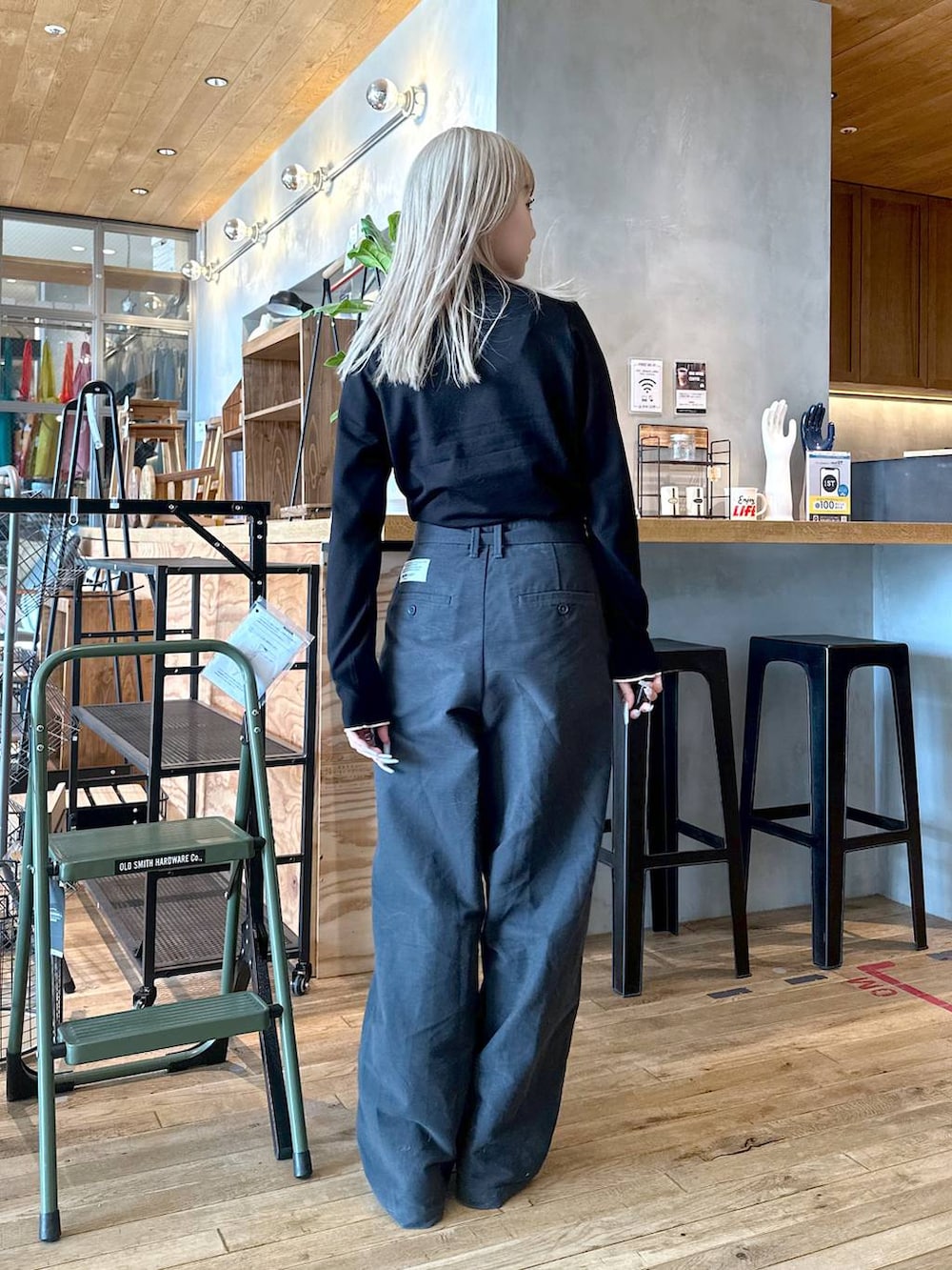 グレー系のその他パンツ、グレー系のブーツ、ブラック系のニット/セーターを着用したレディースの冬コーディネートの2枚目の写真