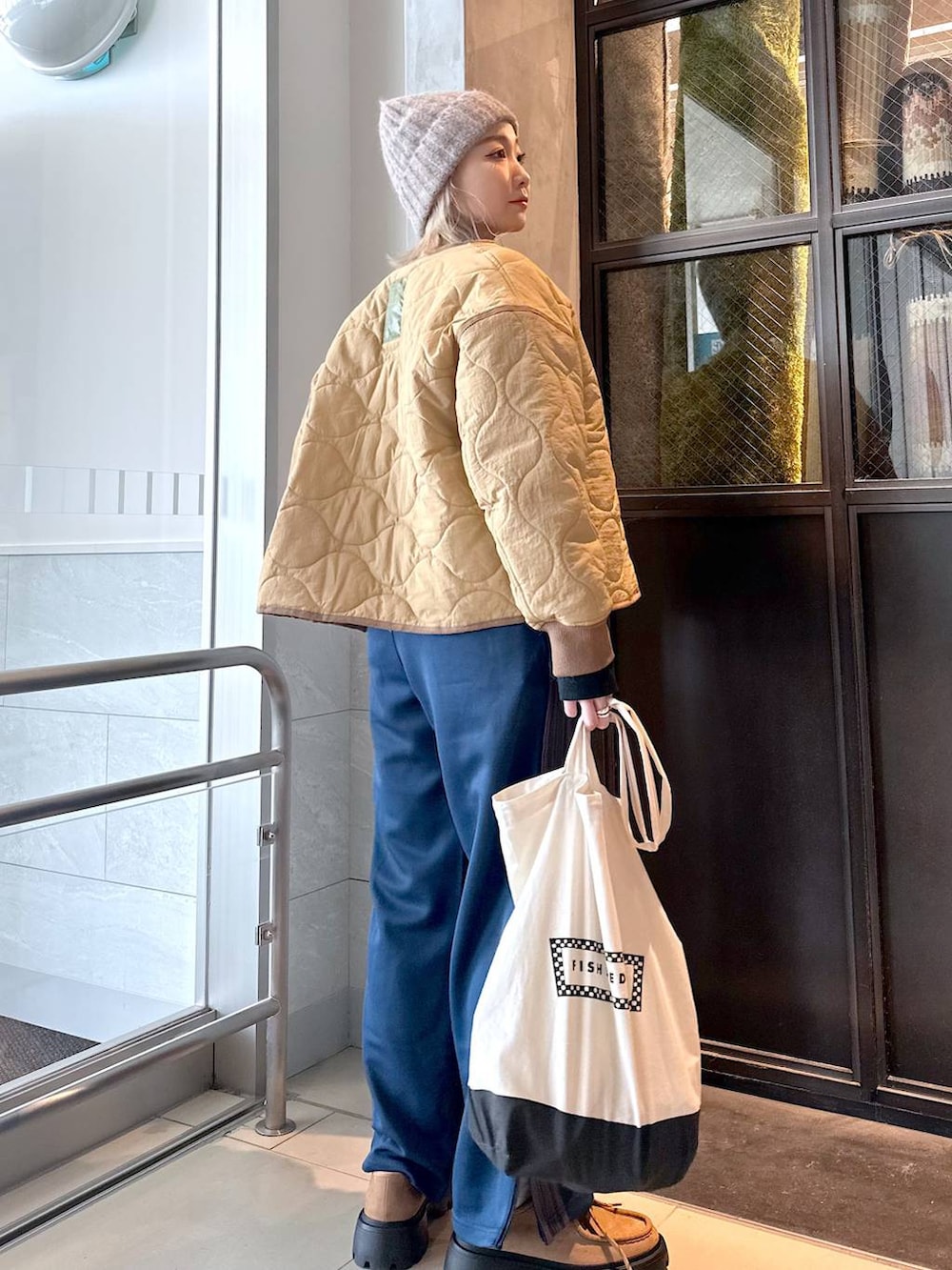「差し色コーデ、低身長、個性派、デート/ロマンティック、女子会、旅行、niko and...、ニット帽、ミリタリー、ミリタリージャケット、スウェット、スポーティ、ワイドパンツ、トートバッグ、FISHS EDDY」｜「niko and...の[Fishs Eddy(フィッシュエディ)]パッカブルトートバッグ（トートバッグ、ブラック系）」を使った、すなぎもさん（レディース・153cm）の秋コーディネートの3枚目の写真