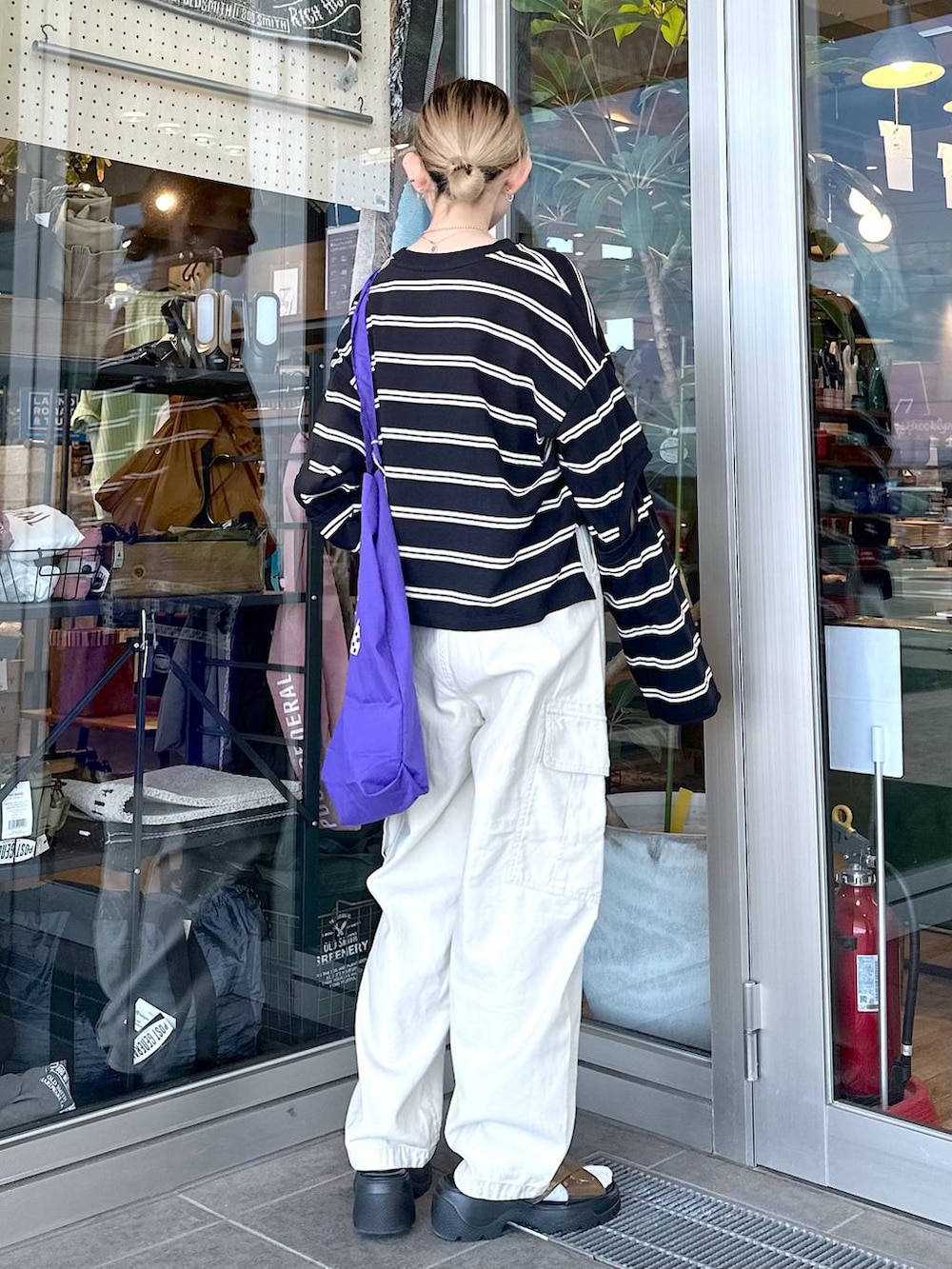 その他のサンダル、ブラック系のTシャツ/カットソー、パープル系のトートバッグを着用したレディースの春コーディネートの3枚目の写真