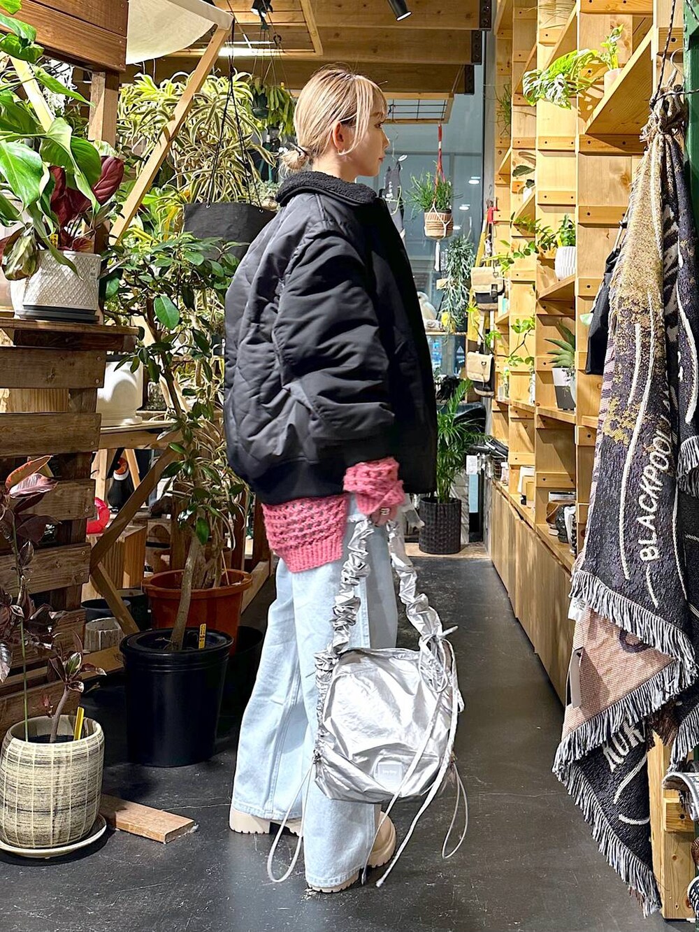 グレー系のその他アウター、ベージュ系のブーツ、ピンク系のニット/セーターを着用したレディースの冬コーディネートの3枚目の写真