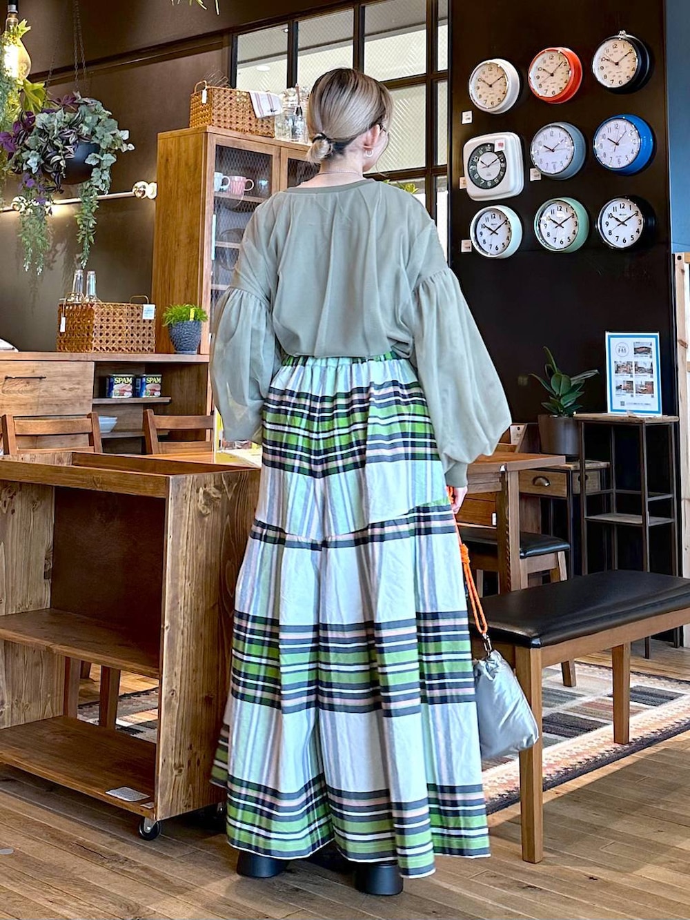 「差し色コーデ、低身長、個性派、デート/ロマンティック、女子会、旅行、niko and ...、Tシャツ、ロンT、ワイドパンツ、パンツ、ショルダーバッグ、バッグ、春コーデ、オーバーサイズ」｜「niko and...の[MODE NORM CORE]コットン塩縮チェックパンツ（その他パンツ、グリーン系）」を使った、すなぎもさん（レディース・153cm）の春コーディネートの2枚目の写真