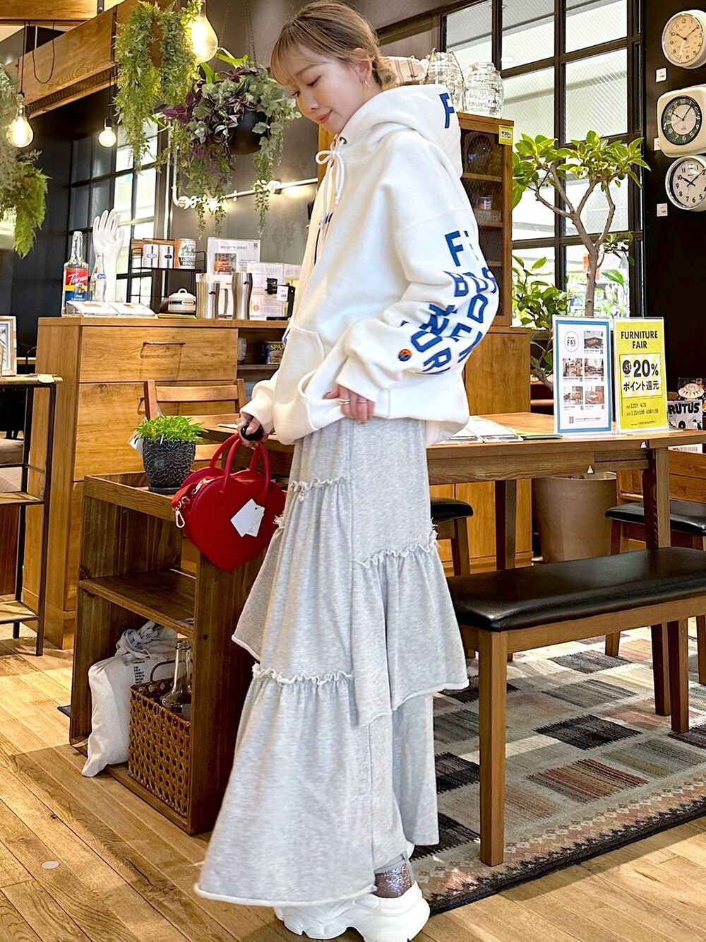 レッド系のショルダーバッグ、その他のパーカーを着用したレディースの冬コーディネートの2枚目の写真