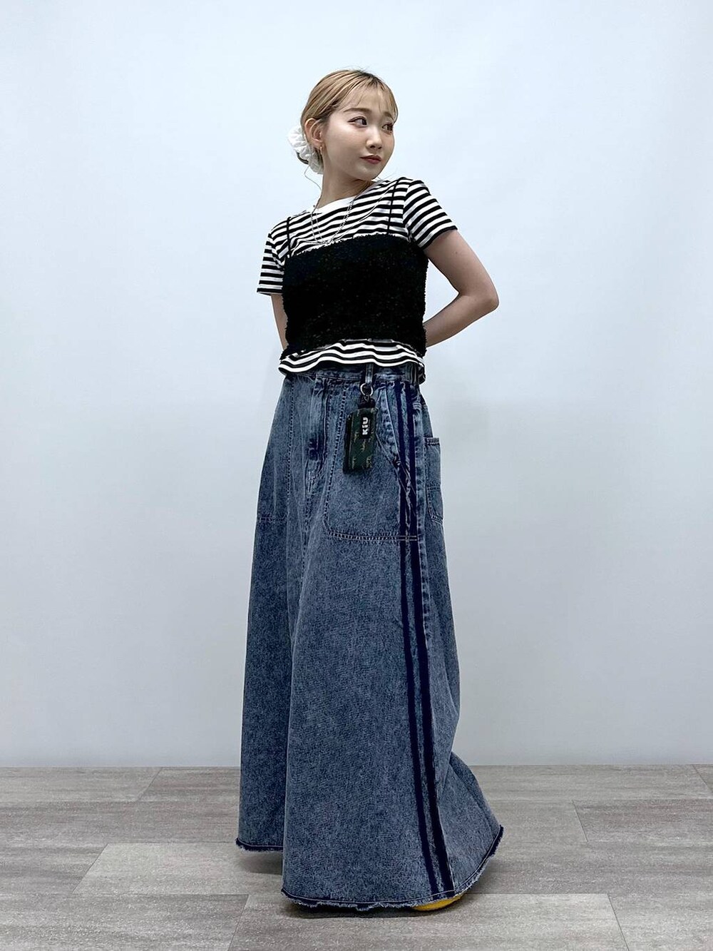 「デート/ロマンティック、女子会、旅行、niko and ...、個性派、低身長、差し色コーデ、ビスチェ、Tシャツ、スカート、ロングスカート、デニムパンツ、オーバーサイズ、スポーティ、夏コーデ」｜「niko and...のパタパタキャミビスチェ（ベスト、ブラック系）」を使った、すなぎもさん（レディース・153cm）の夏コーディネートの4枚目の写真