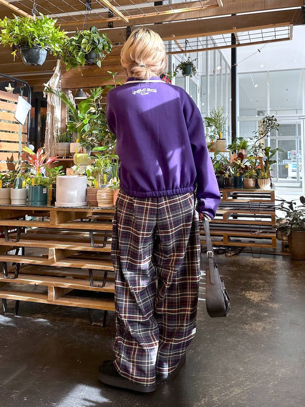 ブルー系のその他パンツ、パープル系のスウェット、ブラック系のモカシン/デッキシューズを着用したレディースの秋コーディネートの2枚目の写真