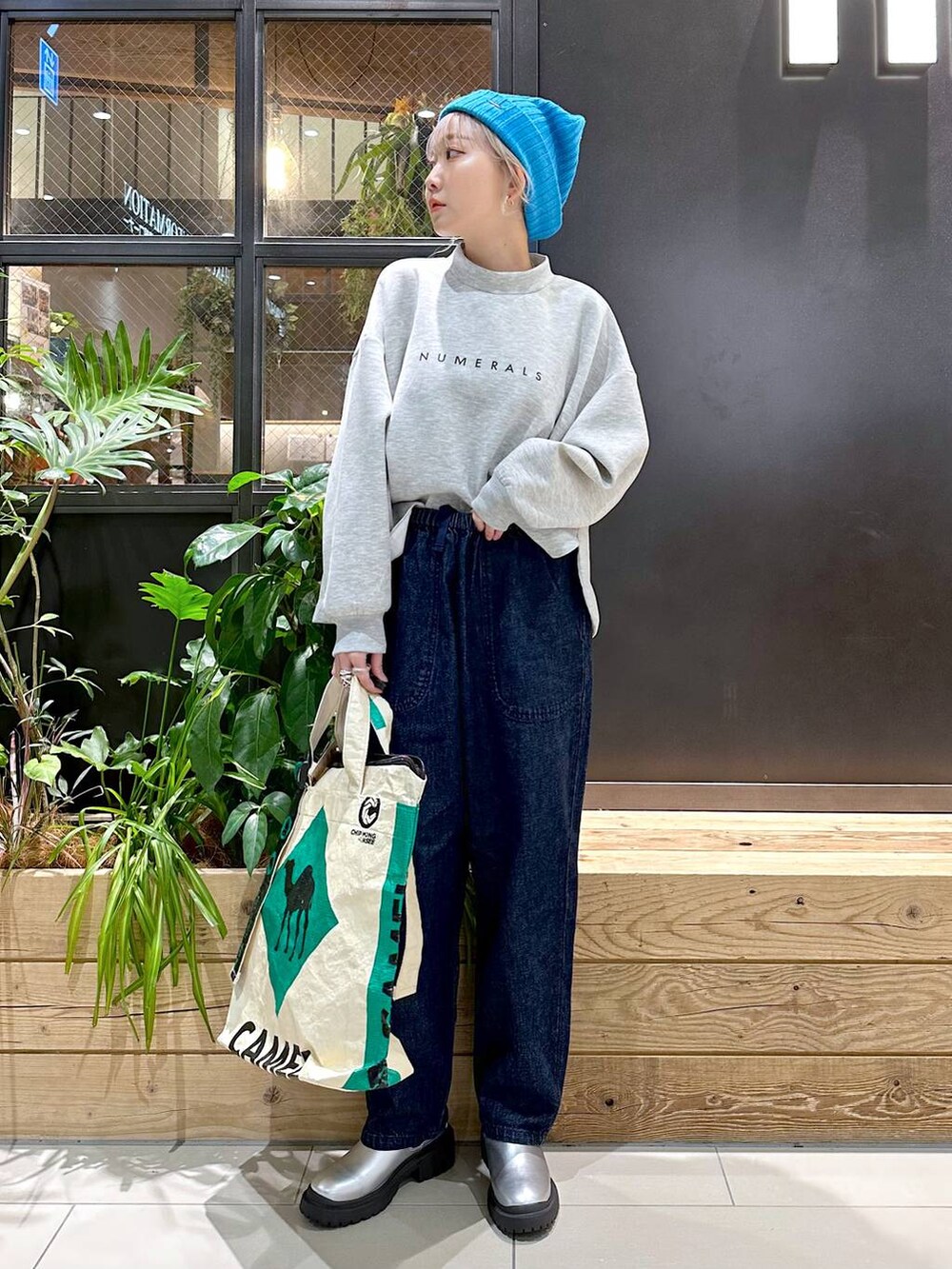 「差し色コーデ、低身長、個性派、デート/ロマンティック、女子会、旅行、niko and...、ニット帽、NUMERALS、スウェット、デニムパンツ、ワイドパンツ、テーパードパンツ、ハンドバッグ、バッグ」｜「niko and...のストレッチテーパードパンツ（その他パンツ、ブルー系）」を使った、すなぎもさん（レディース・153cm）の秋コーディネートの4枚目の写真