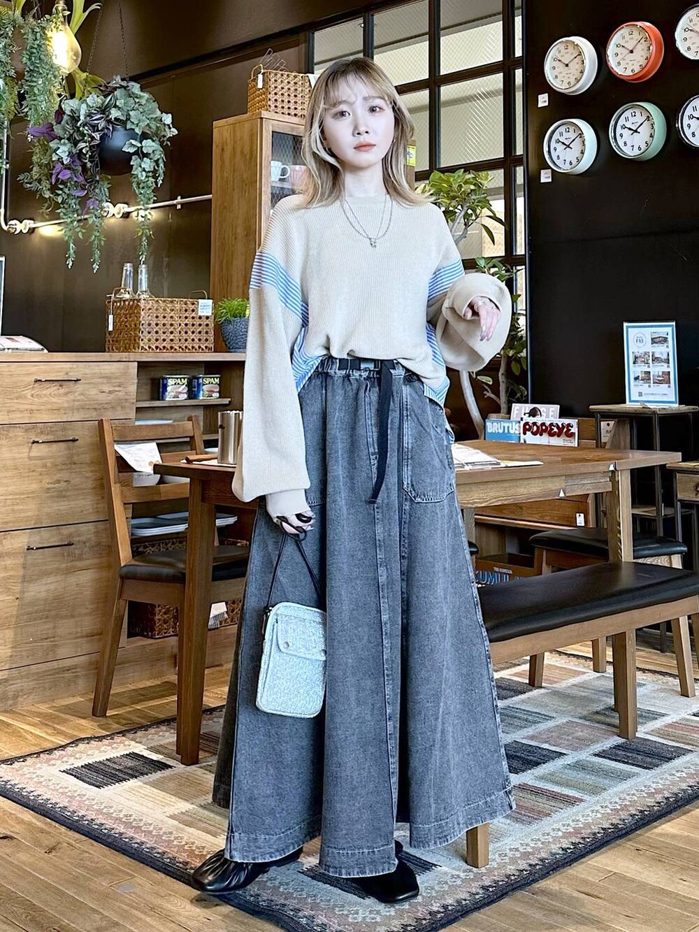 イエロー系のTシャツ/カットソー、グレー系のスカート、ブラック系のパンプスを着用したレディースの春コーディネートの4枚目の写真