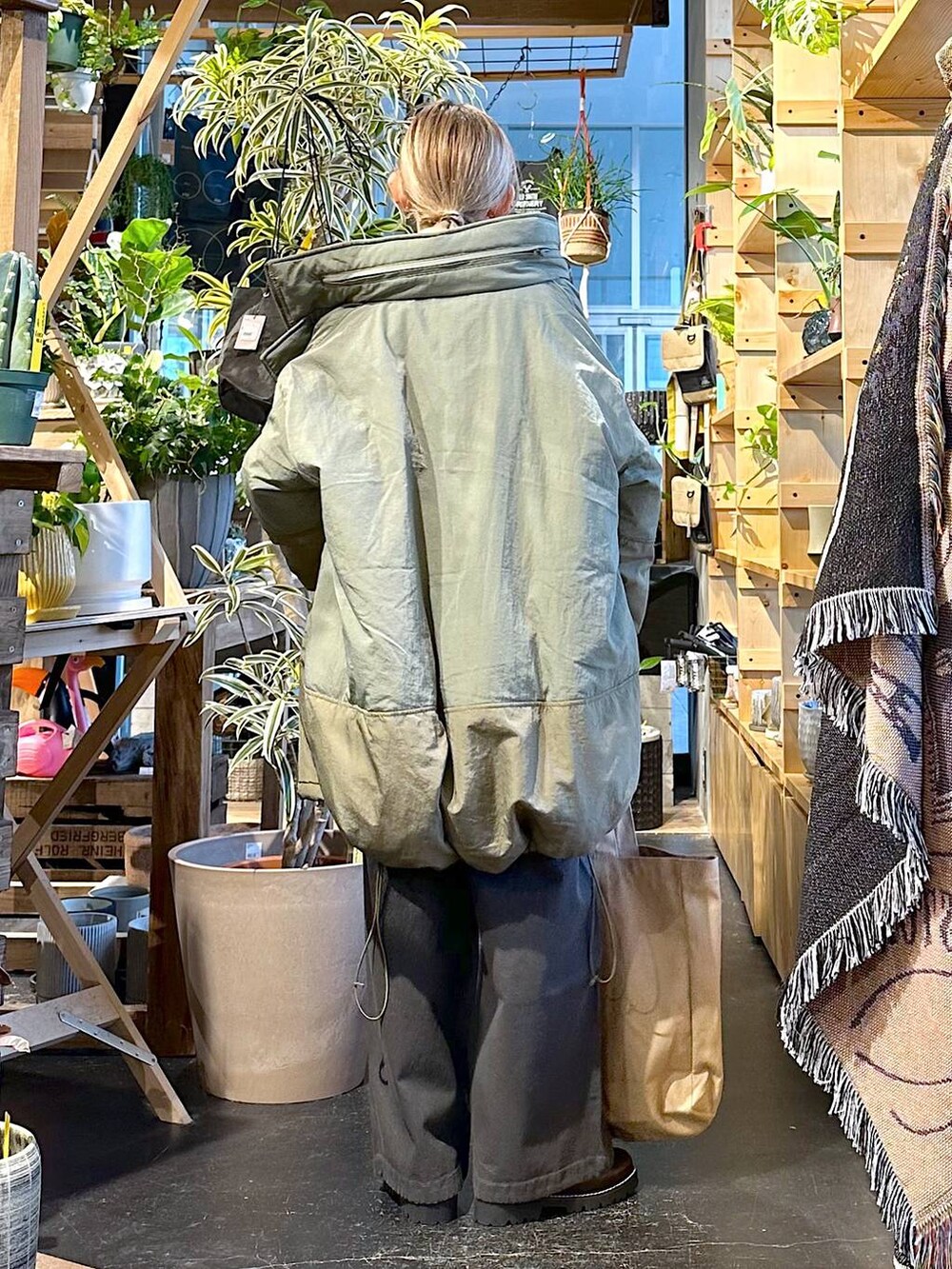 グレー系のその他パンツ、グリーン系のブルゾン、ベージュ系のニット/セーターを着用したレディースの冬コーディネートの3枚目の写真