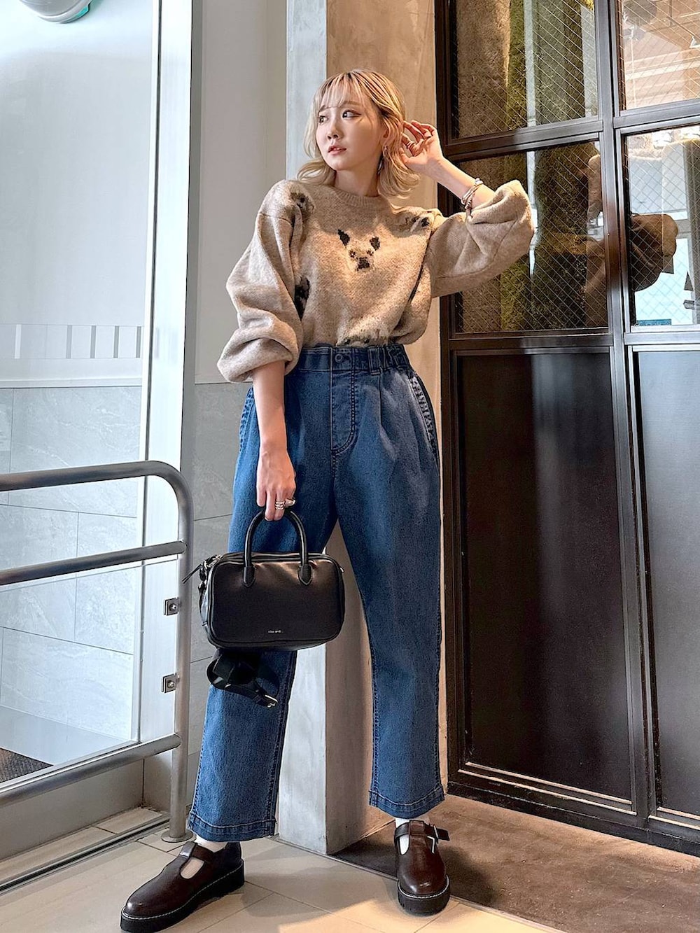 ブルー系のその他パンツ、ブラウン系のその他シューズ、ブラック系のショルダーバッグを着用したレディースの秋コーディネートの3枚目の写真