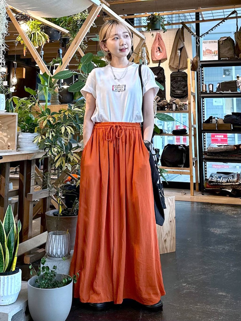 ブラック系のサンダル、オレンジ系のその他パンツ、グレー系のトートバッグを着用したレディースの夏コーディネートの4枚目の写真