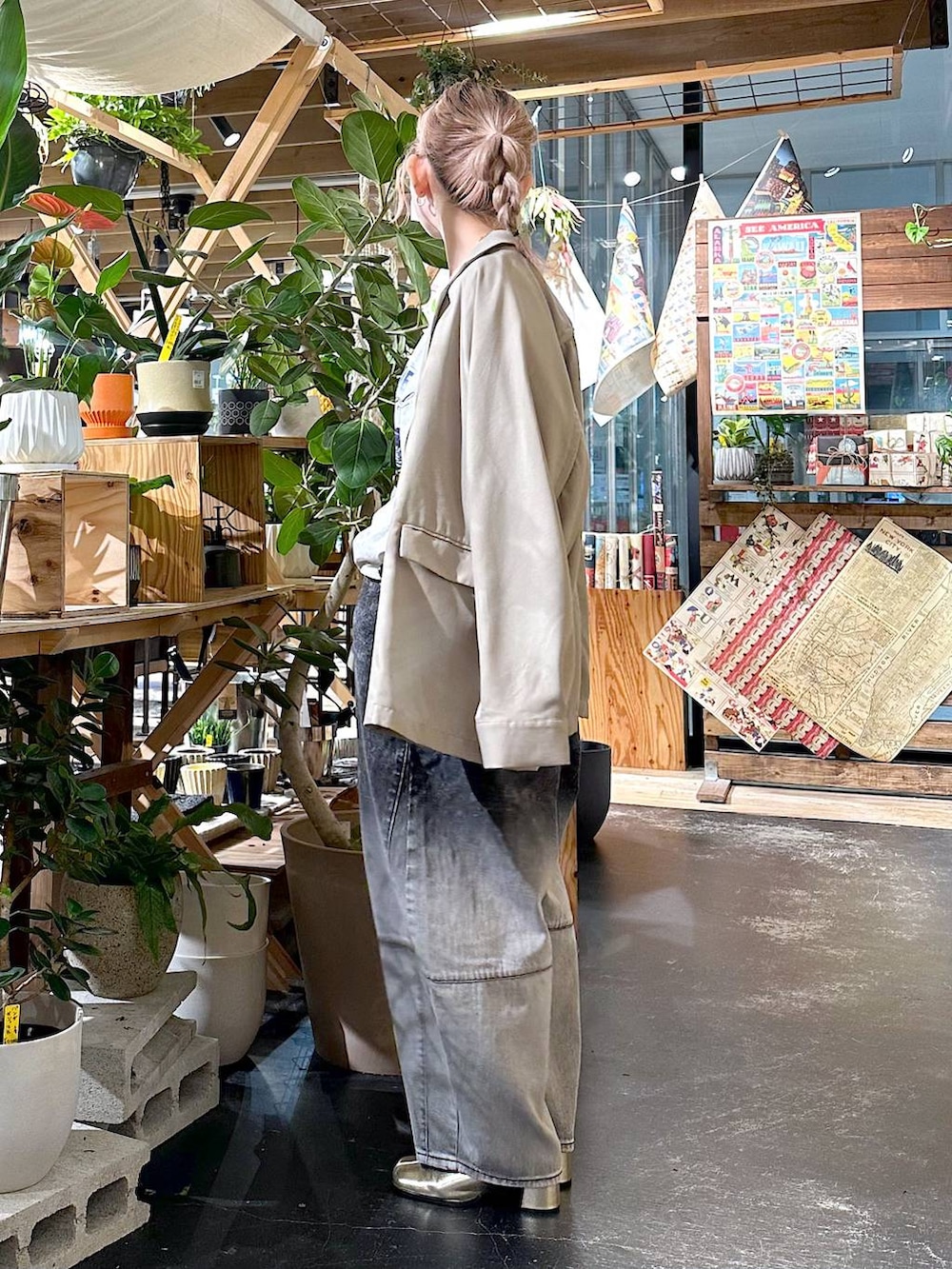 「差し色コーデ、低身長、個性派、デート/ロマンティック、女子会、niko and ...、ジャケット、ジャケットスタイル、アウター、Tシャツ、ロンT、デニムパンツ、ワイドパンツ、パンツ、ショルダーバッグ」｜「niko and...の[NKJ 2024AW]EASY BARREL DENIM2（デニムパンツ、ブラック系）」を使った、すなぎもさん（レディース・153cm）の秋コーディネートの2枚目の写真