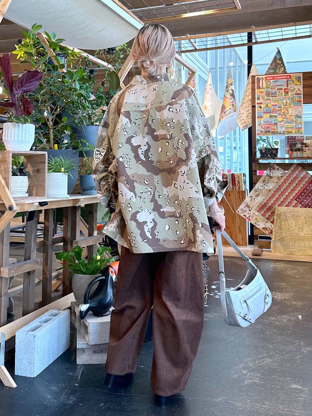 「バッグ、パンプス、秋コーデ、ユニセックス、秋冬新作、差し色コーデ、低身長、個性派、デート/ロマンティック、女子会、旅行、niko and ...、ジャケット、ジャケットスタイル、ミリタリー」｜「niko and...のルームドライ/2WAYベアカップキャミソール（キャミソール、ブラック系）」を使った、すなぎもさん（レディース・153cm）の秋コーディネートの3枚目の写真