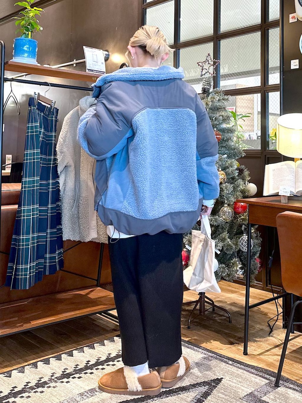 ブルー系のその他アウター、ホワイト系のトートバッグ、イエロー系のその他シューズを着用したレディースの秋コーディネートの2枚目の写真