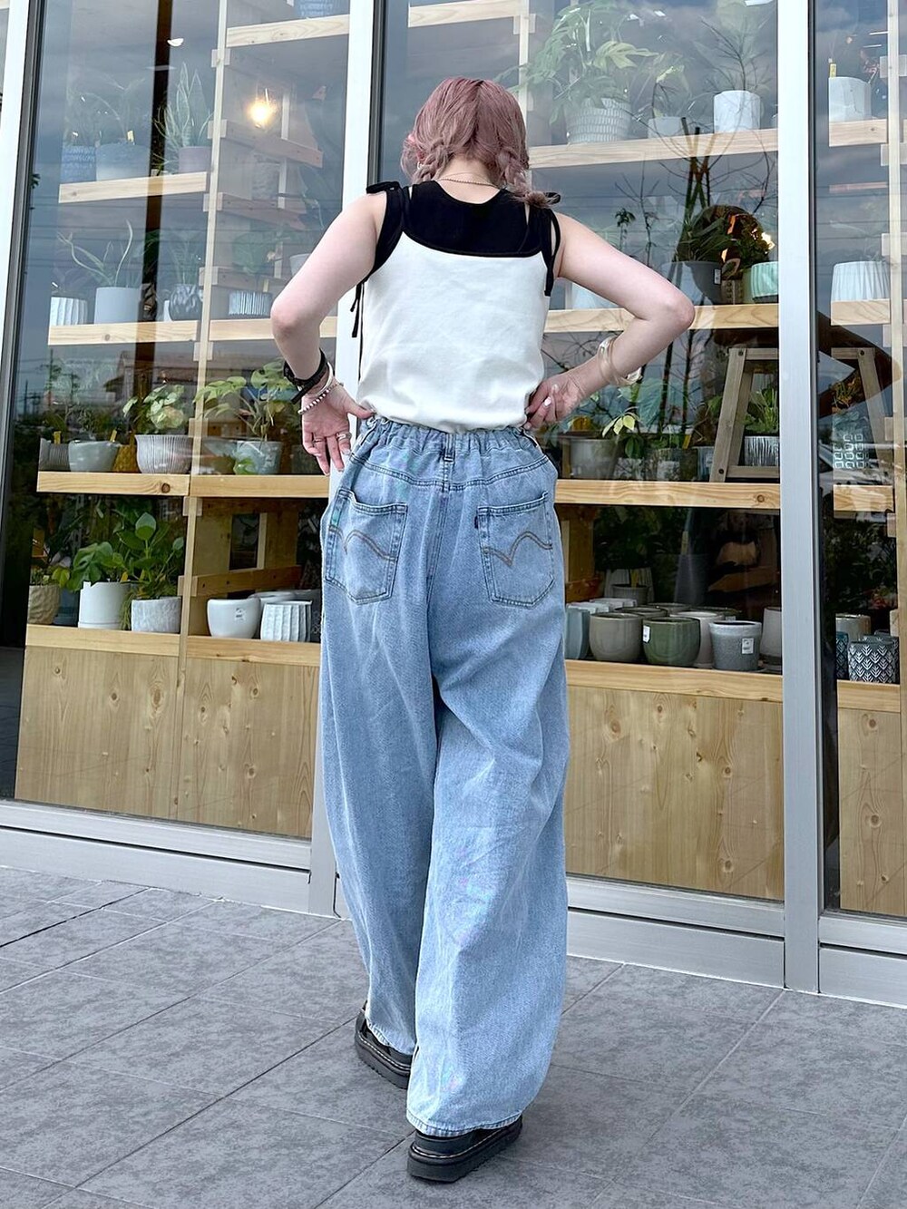 ブラック系のタンクトップ、ホワイト系のキャミソールを着用したレディースの夏コーディネートの6枚目の写真