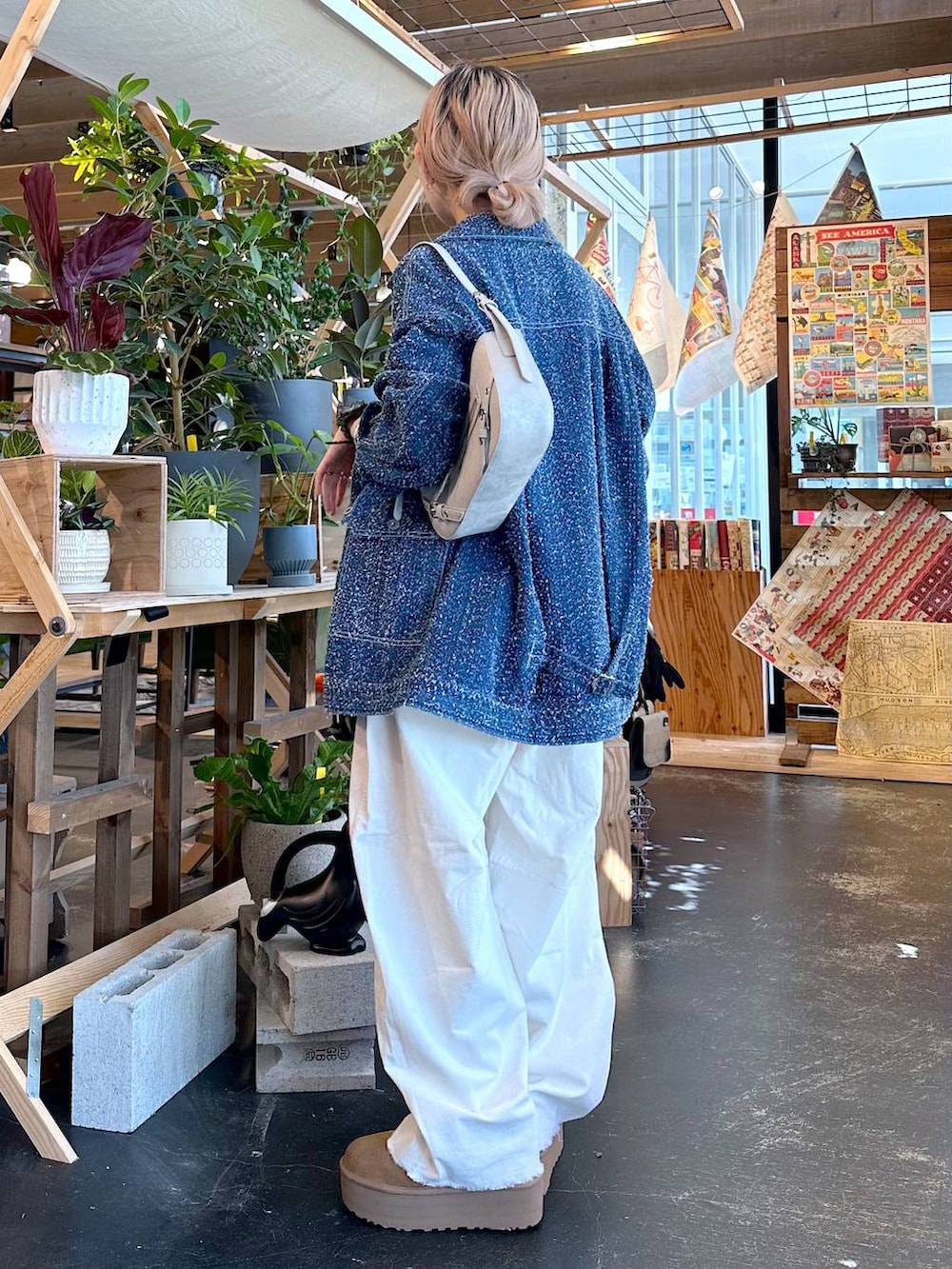 「差し色コーデ、低身長、個性派、デート/ロマンティック、女子会、旅行、niko and ...、デニムジャケット、ジャケット、ジャケットスタイル、アウター、キャミソール、ワイドパンツ、パンツ、ショルダーバッグ」｜「UGGの【UGG(アグ)】Classic Ultra Mini Platform（その他シューズ、イエロー系）」を使った、すなぎもさん（レディース・153cm）の秋コーディネートの2枚目の写真