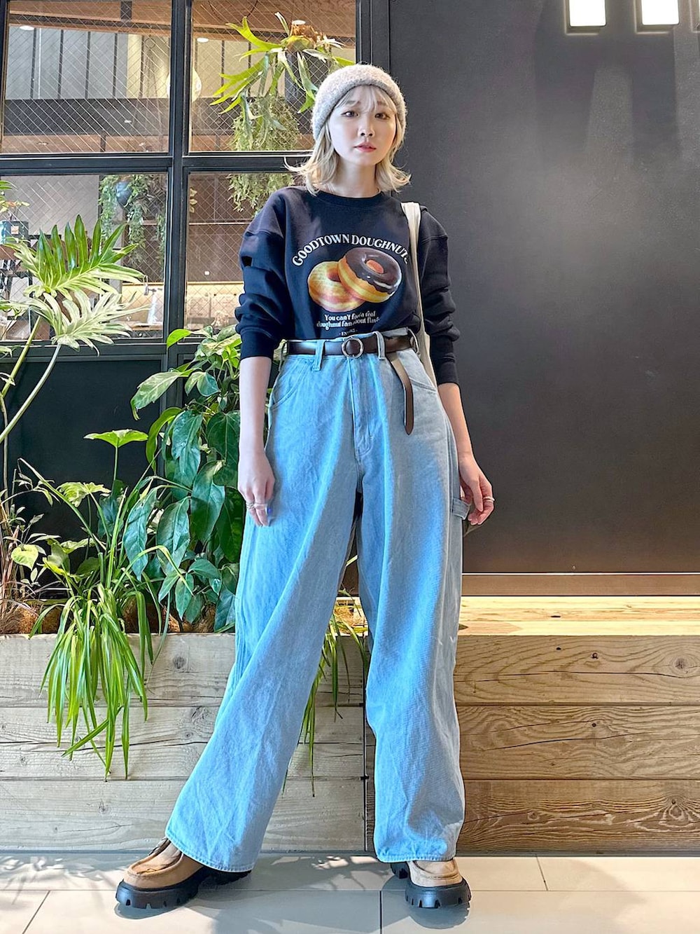 ブラック系のトートバッグ、ブルー系のその他パンツ、イエロー系のモカシン/デッキシューズを着用したレディースの秋コーディネートの2枚目の写真