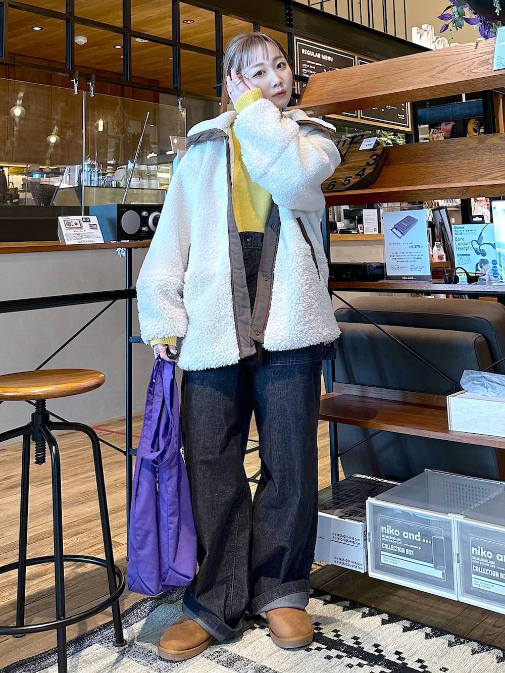 「差し色コーデ、低身長、個性派、デート/ロマンティック、女子会、旅行、niko and ...、アウター、コート、ニット、ワイドパンツ、トートバッグ、バッグ、FISHS EDDY、ブーツ」｜「Fishs Eddyの[Fishs Eddy(フィッシュエディ)]カラートートバッグ（トートバッグ、パープル系）」を使った、すなぎもさん（レディース・153cm）の冬コーディネートの4枚目の写真