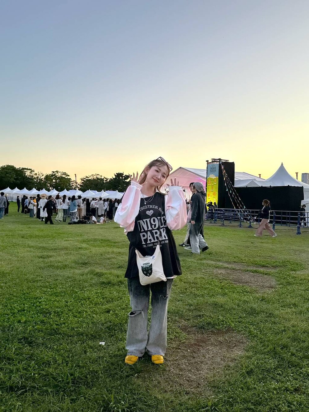 ホワイト系のショルダーバッグ、ブラック系のデニムパンツ、その他のTシャツ/カットソーを着用したレディースの秋コーディネートの4枚目の写真