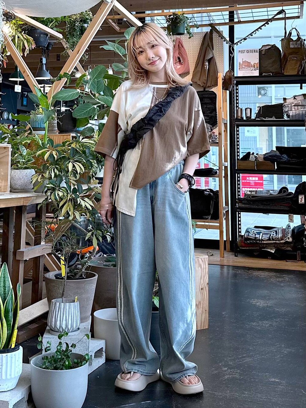 「差し色コーデ、低身長、個性派、夏コーデ、デート/ロマンティック、女子会、旅行、niko and ...、Tシャツ、ワイドパンツ、パンツ、デニムパンツ、ショルダーバッグ、バッグ、サンダル」｜「niko and...のオリジナルニコモコトングサンダル（サンダル、ベージュ系）」を使った、すなぎもさん（レディース・153cm）の夏コーディネートの3枚目の写真