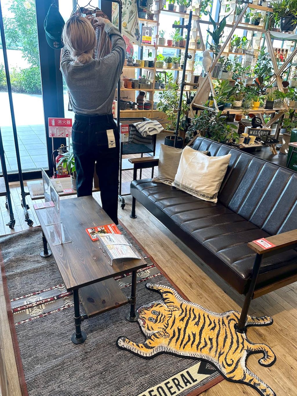 グレー系のTシャツ/カットソー、ブラック系のその他パンツ、その他の家具を着用したレディースの秋コーディネートの2枚目の写真