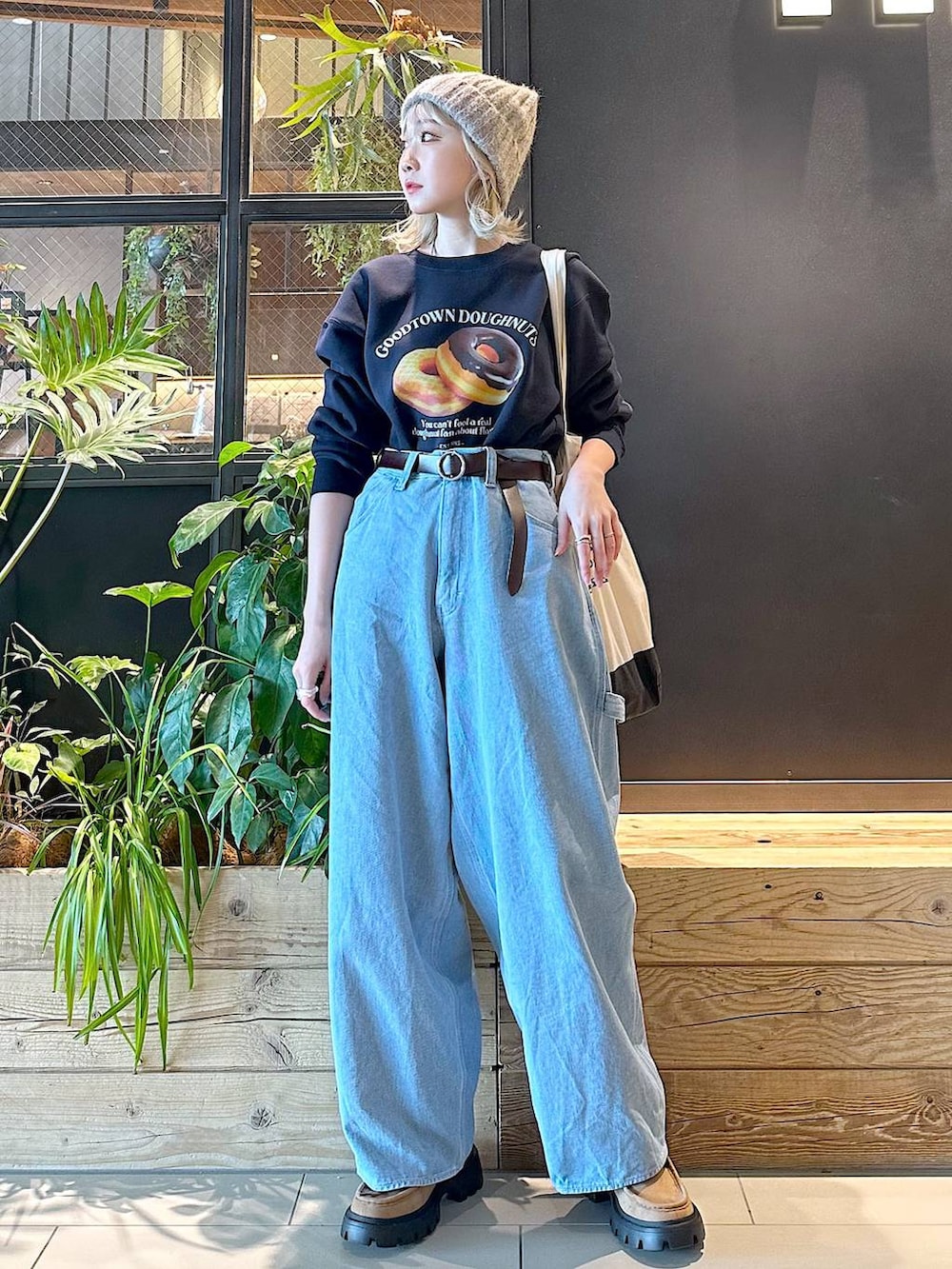 ブラック系のトートバッグ、ブルー系のその他パンツ、イエロー系のモカシン/デッキシューズを着用したレディースの秋コーディネートの5枚目の写真