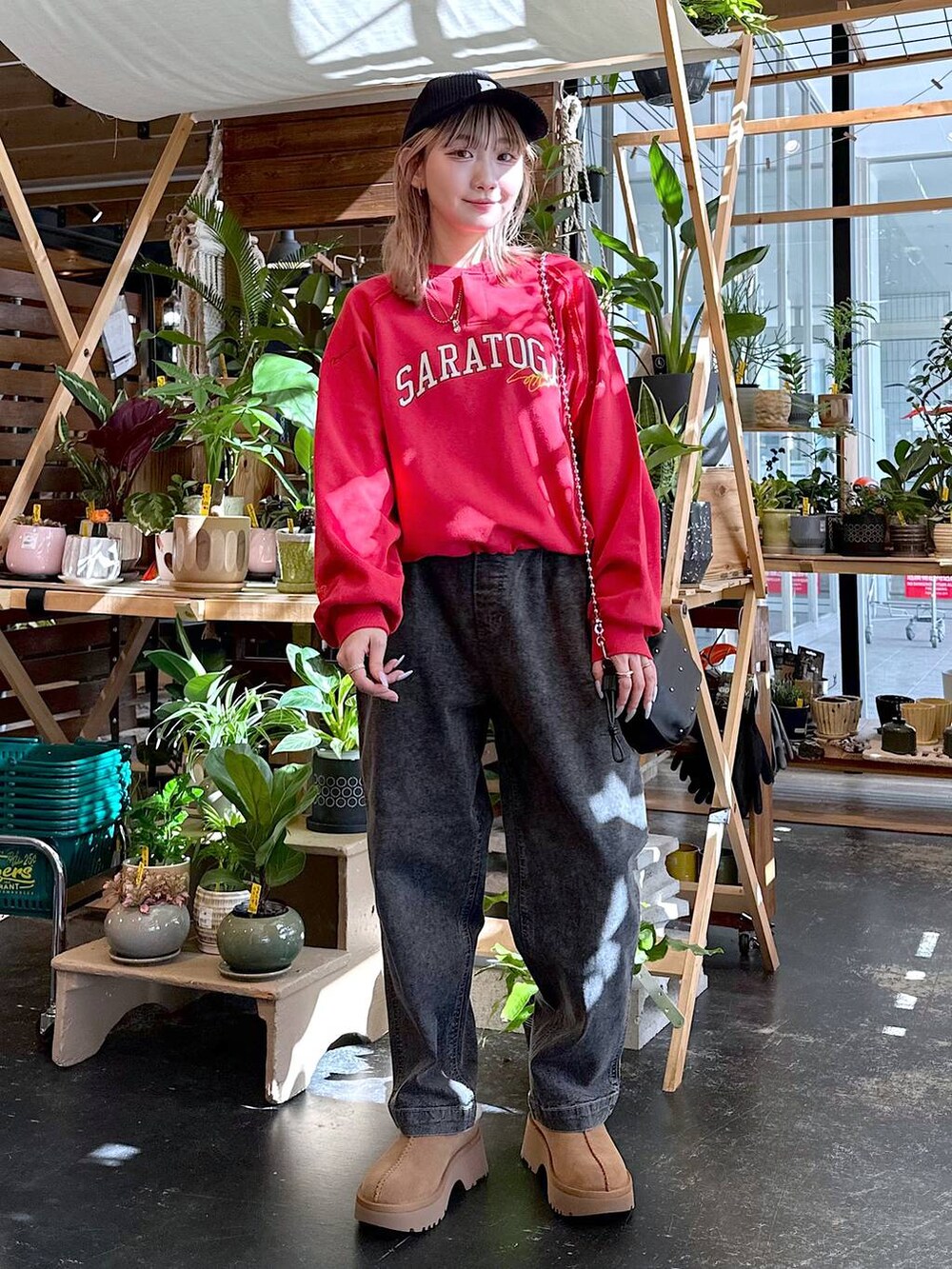 イエロー系のその他シューズ、ブラック系のショルダーバッグ、レッド系のスウェットを着用したレディースの秋コーディネートの5枚目の写真