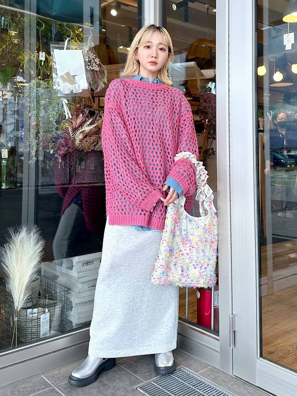 「差し色コーデ、低身長、個性派、女子会、旅行、niko and...、ニット、シャツ、オーバーサイズ、スカート、ロングスカート、スウェット、NUMERALS、トートバッグ、バッグ」｜「niko and...のオリジナル厚底ゴアブーツ（ブーツ、グレー系）」を使った、すなぎもさん（レディース・153cm）の秋コーディネートの4枚目の写真