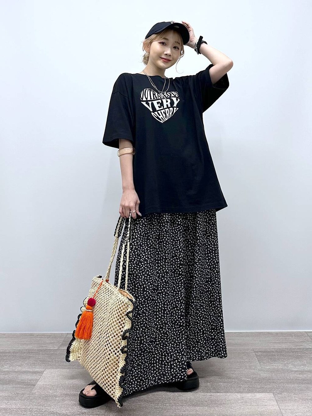 「差し色コーデ、低身長、個性派、デート/ロマンティック、女子会、旅行、niko and ...、キャップ、Tシャツ、ワイドパンツ、パンツ、バッグ、トートバッグ、サンダル、オーバーサイズ」｜「NEW ERAの【NEW ERA(ニューエラ)】別注9THIRTY EASY SNAP（キャップ、ブルー系）」を使った、すなぎもさん（レディース・153cm）の夏コーディネートの3枚目の写真
