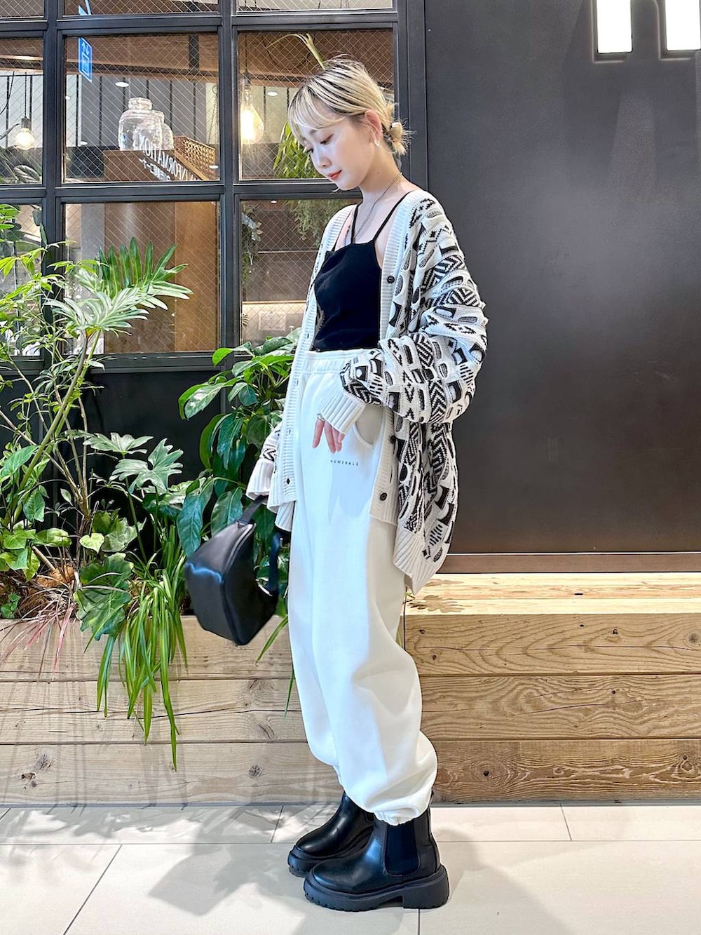 ブラック系のキャミソール、ブラック系のショルダーバッグ、その他のスウェットパンツを着用したレディースの秋コーディネートの2枚目の写真