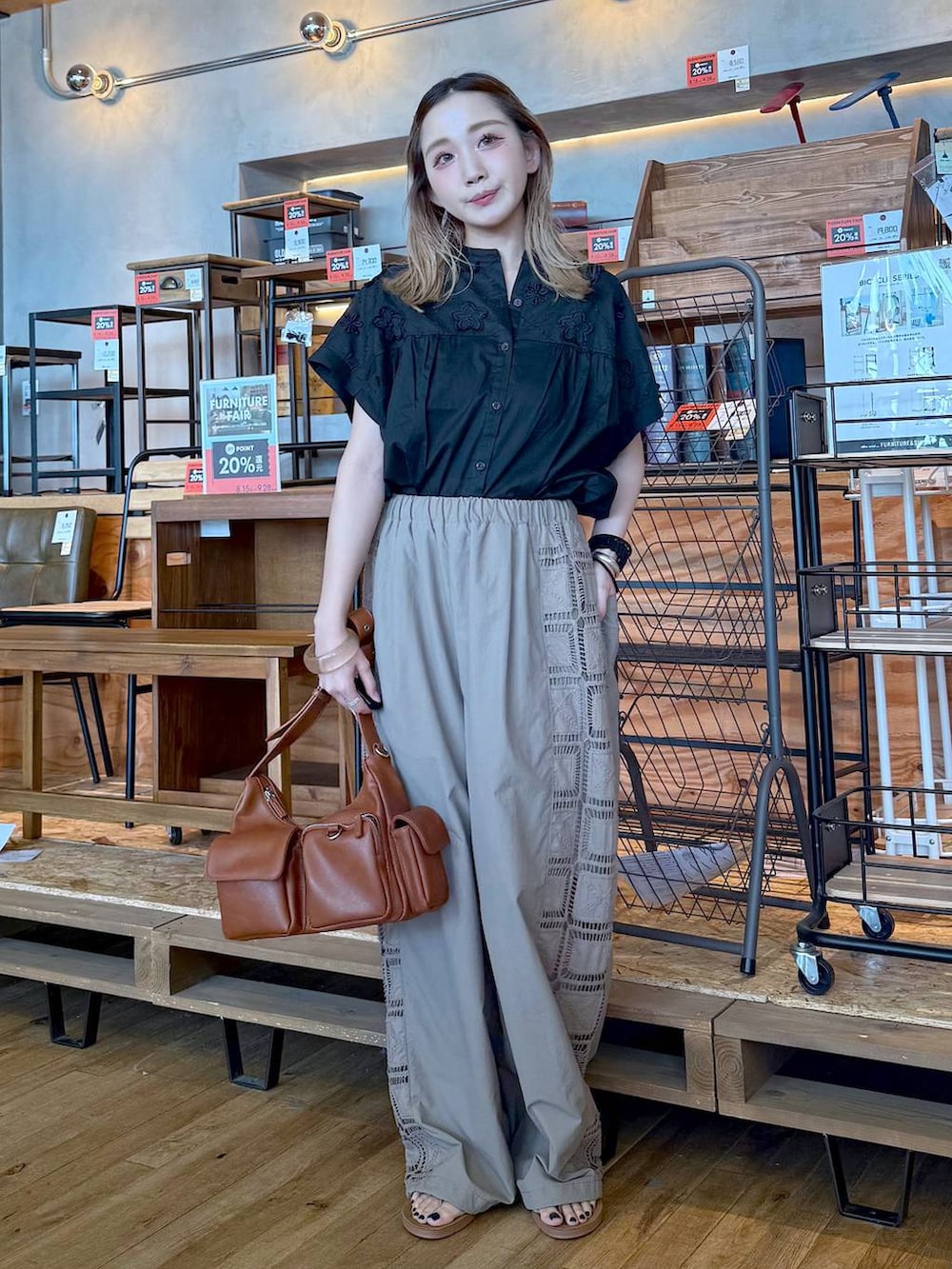 「大人カジュアル、差し色コーデ、低身長、個性派、デート/ロマンティック、女子会、旅行、niko and ...、シャツ、ブラウス、ワイドパンツ、パンツ、モノトーン、ショルダーバッグ、バッグ」｜「niko and...のオリジナルマルチ4ポケットショルダーバッグ（ショルダーバッグ、ブラウン系）」を使った、すなぎもさん（レディース・153cm）の夏コーディネートの2枚目の写真