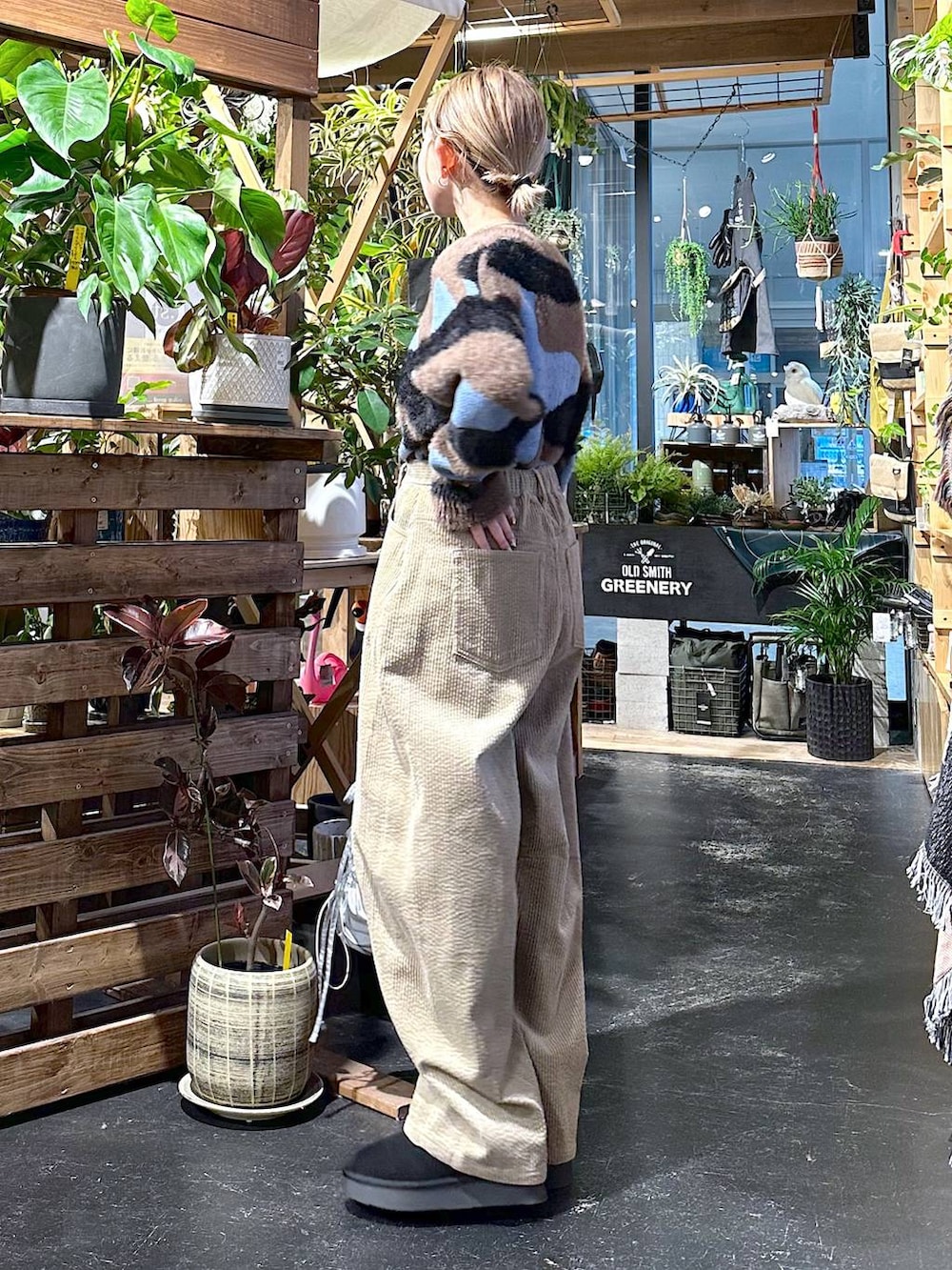 ブラック系のブーツ、グレー系のショルダーバッグ、イエロー系のその他パンツを着用したレディースの冬コーディネートの3枚目の写真