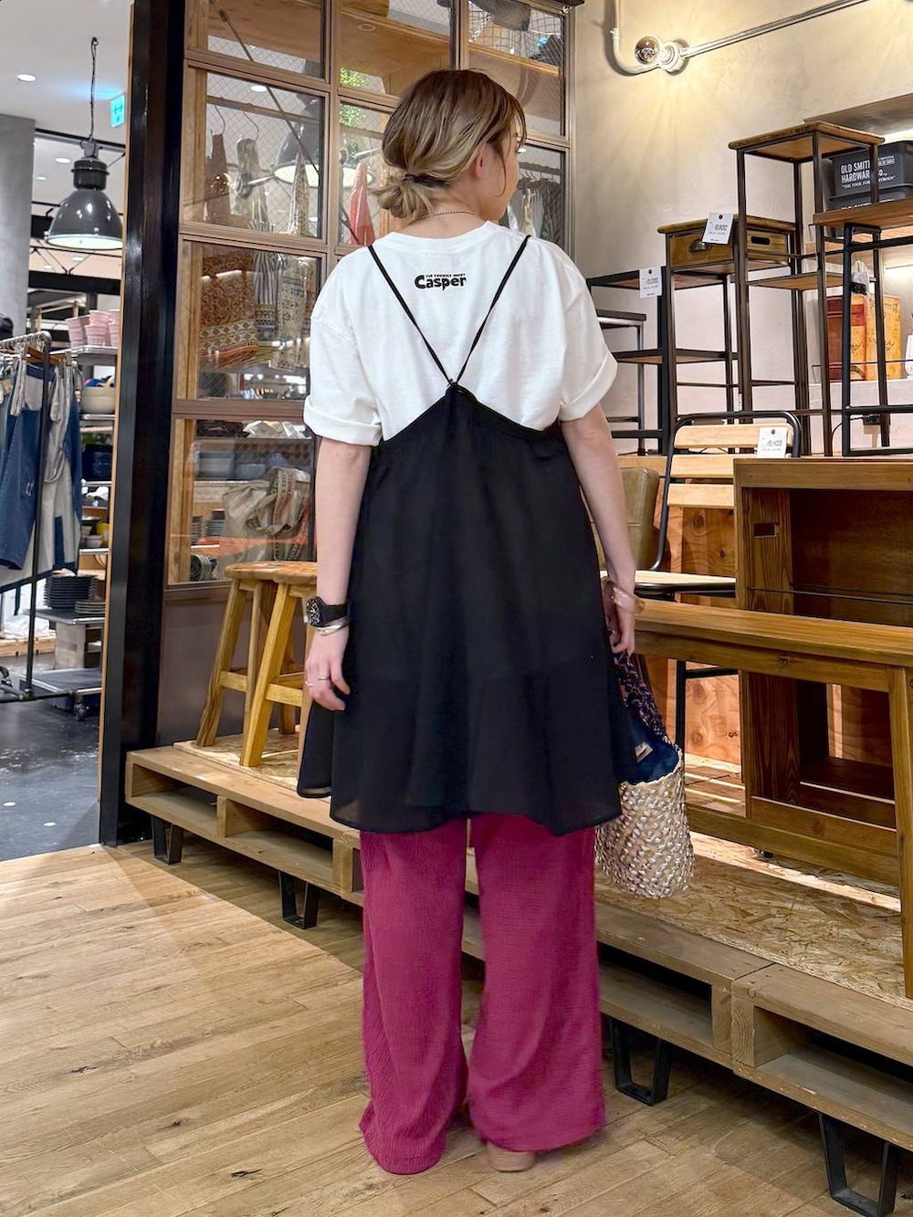 パープル系のその他パンツ、イエロー系のサンダル、グレー系のかごバッグを着用したレディースの夏コーディネートの3枚目の写真