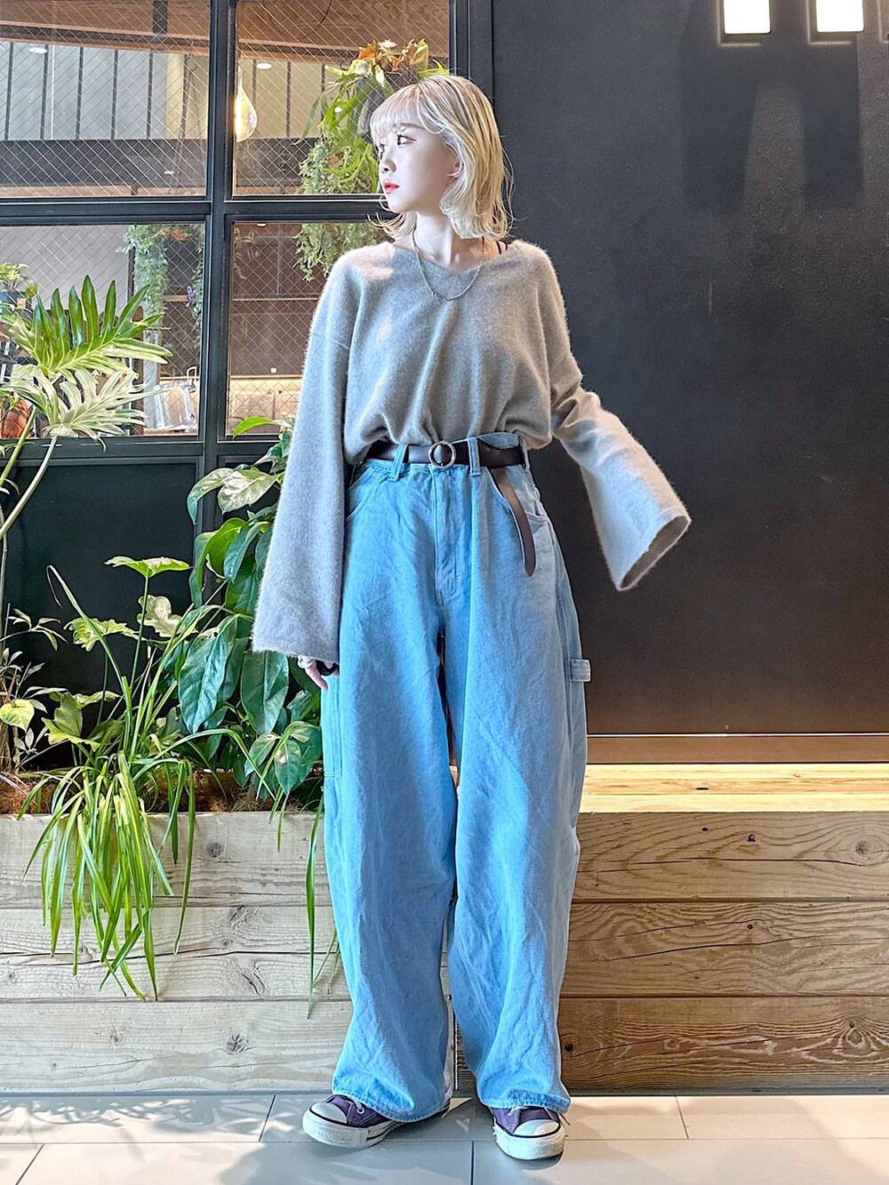 ブラウン系のニット/セーター、ブルー系のその他パンツ、ブラウン系のベルトを着用したレディースの秋コーディネートの5枚目の写真