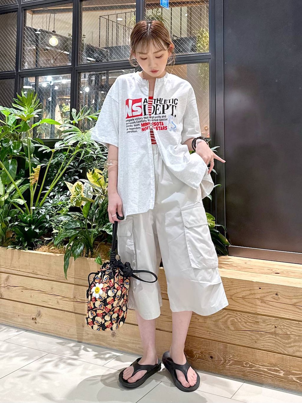 「差し色コーデ、低身長、個性派、デート/ロマンティック、女子会、旅行、niko and ...、Tシャツ、インナー、キャミソール、ハーフパンツ、パンツ、ショルダーバッグ、バッグ、サンダル」｜「niko and...のルームドライ/カップ付きキャミソール（キャミソール、レッド系）」を使った、すなぎもさん（レディース・153cm）の夏コーディネートの3枚目の写真