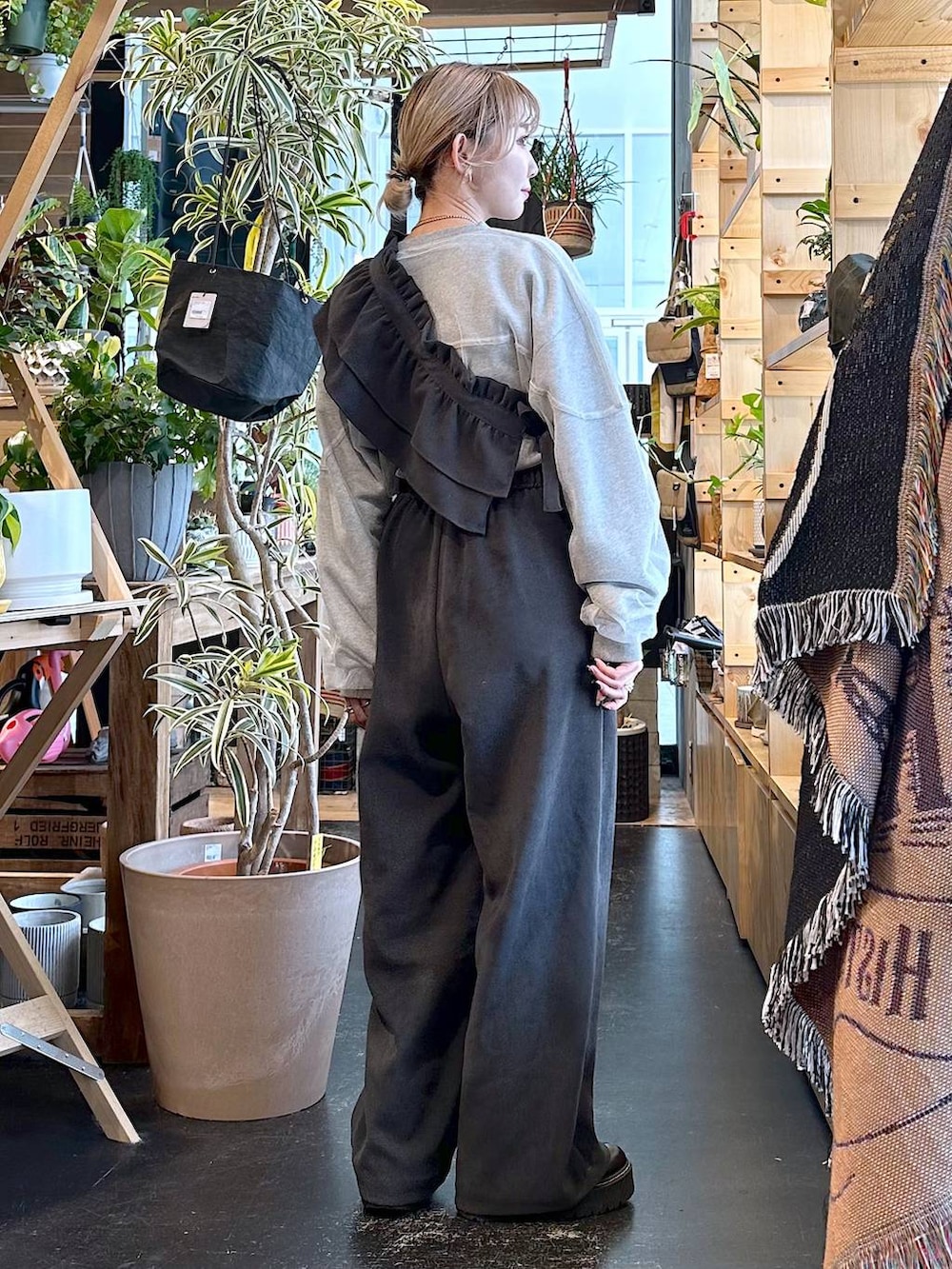 グレー系のその他パンツ、グレー系のスウェットを着用したレディースの冬コーディネートの4枚目の写真